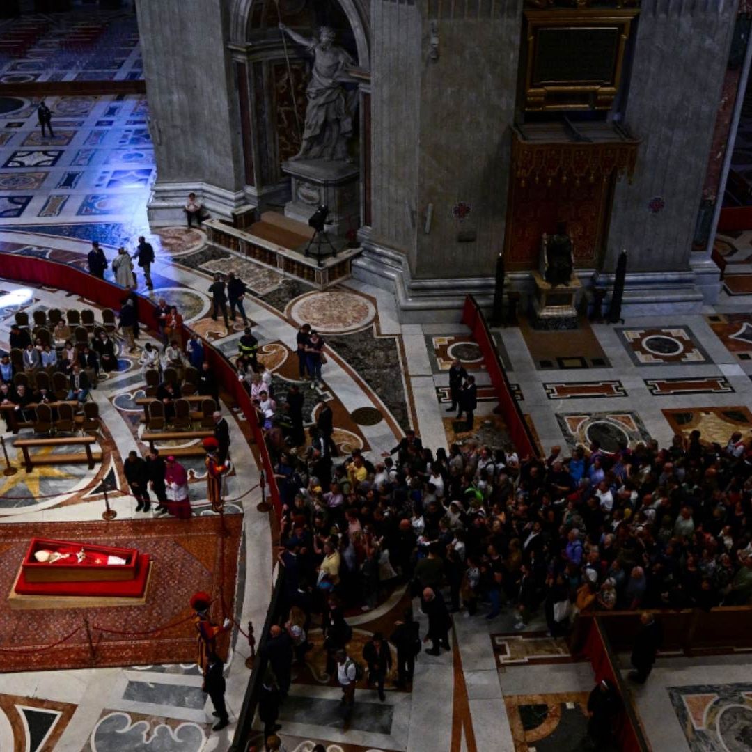 Papa Francisco: Extienden Horarios de Despedida para Toda la Noche por Multitud de Fieles