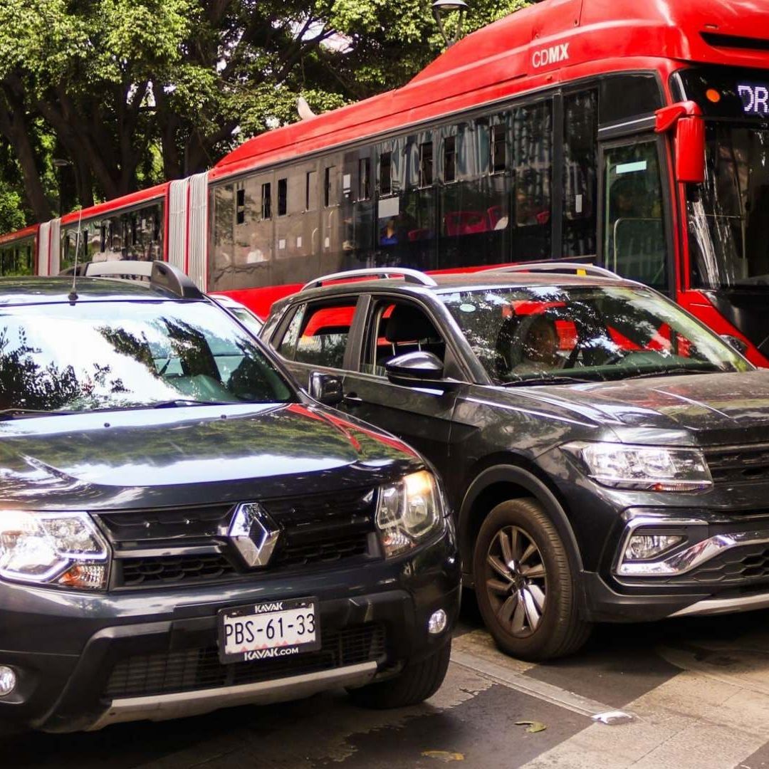 Quiénes si circulan hoy 26 de abril 2025 por Contingencia Ambiental placas de carros exentas en CDMX y Edomex