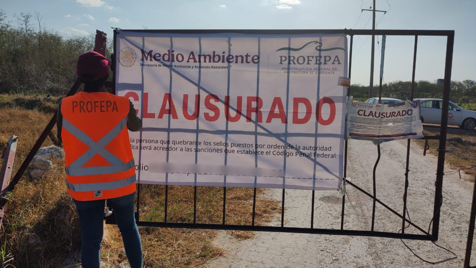 Momento en que personal de Profepa clausura mega granja porcina