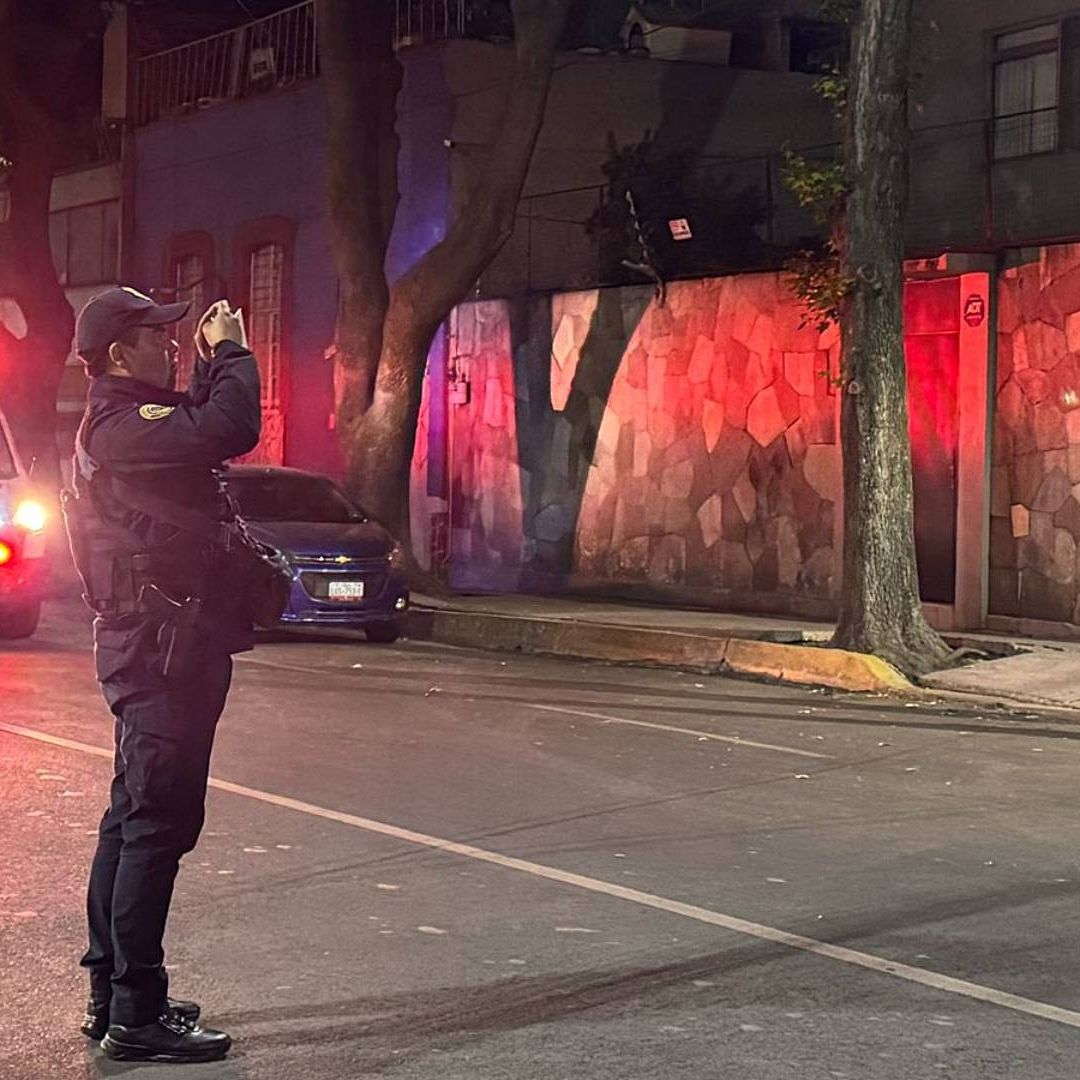 Policías y peritos investigan muerte de mujer en la colonia Escandón