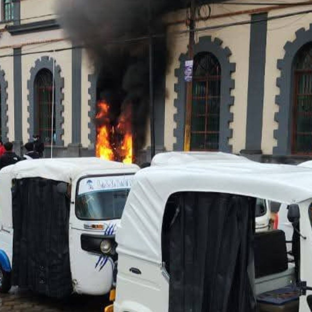 Incendio de Patrulla y Presidencia Municipal de Acatzingo en Puebla por Intento de Linchamiento