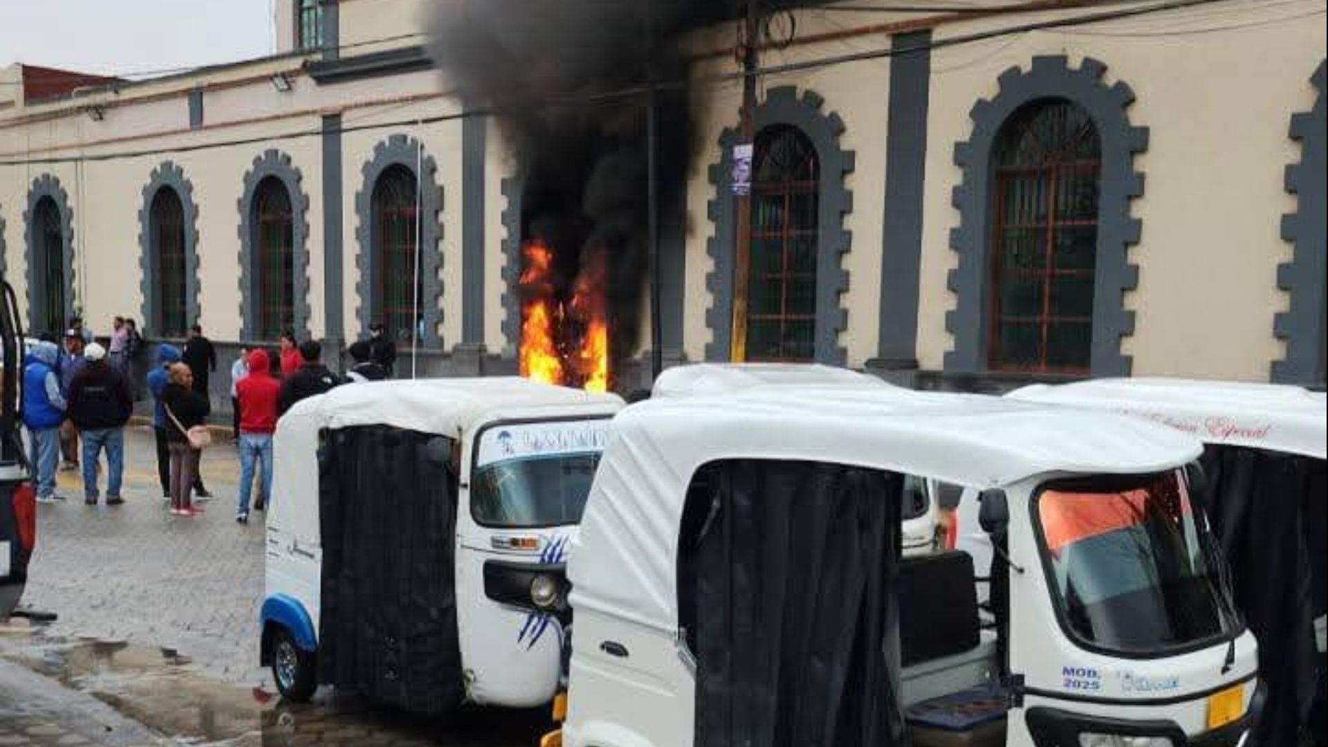 Incendio de Patrulla y Presidencia Municipal de Acatzingo en Puebla por Intento de Linchamiento
