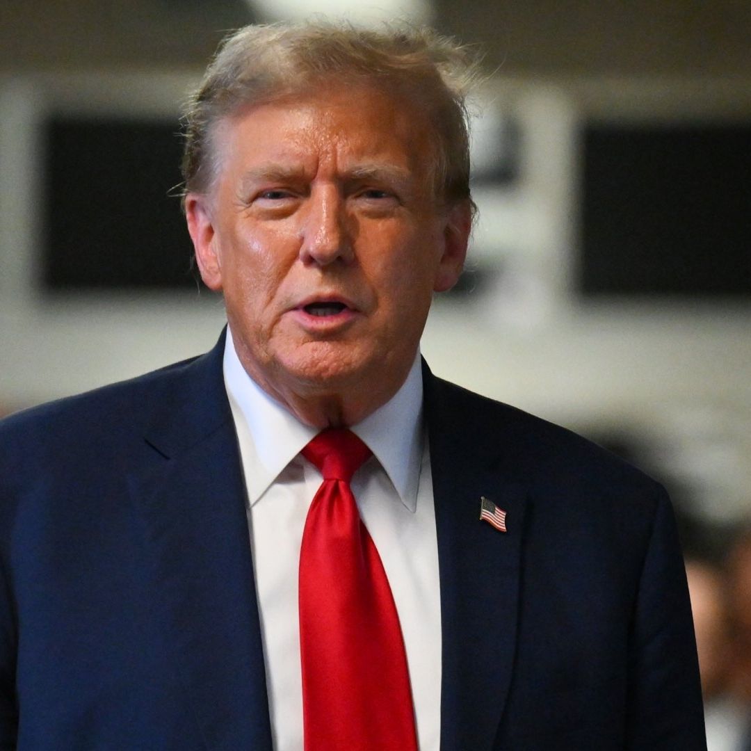 El ex presidente estadounidense Donald Trump habla con la prensa después del primer día de su juicio por el caso Stormy Daniels