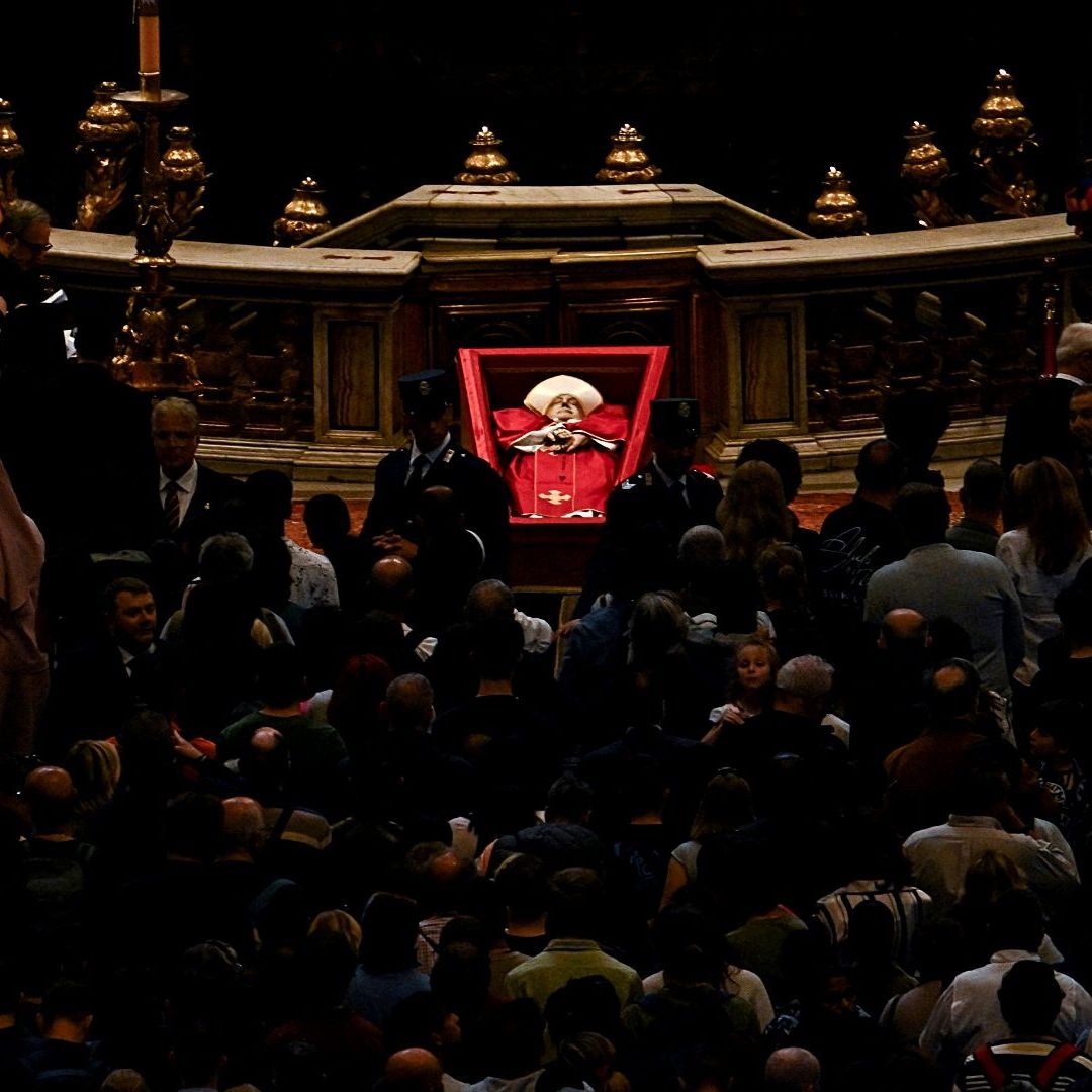 Gente rinde homenaje al Papa Francisco en la Basílica de San Pedro, durante su velatorio en el Vaticano