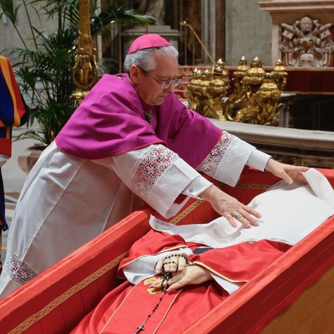 Sellan féretro del papa Francisco en El Vaticano