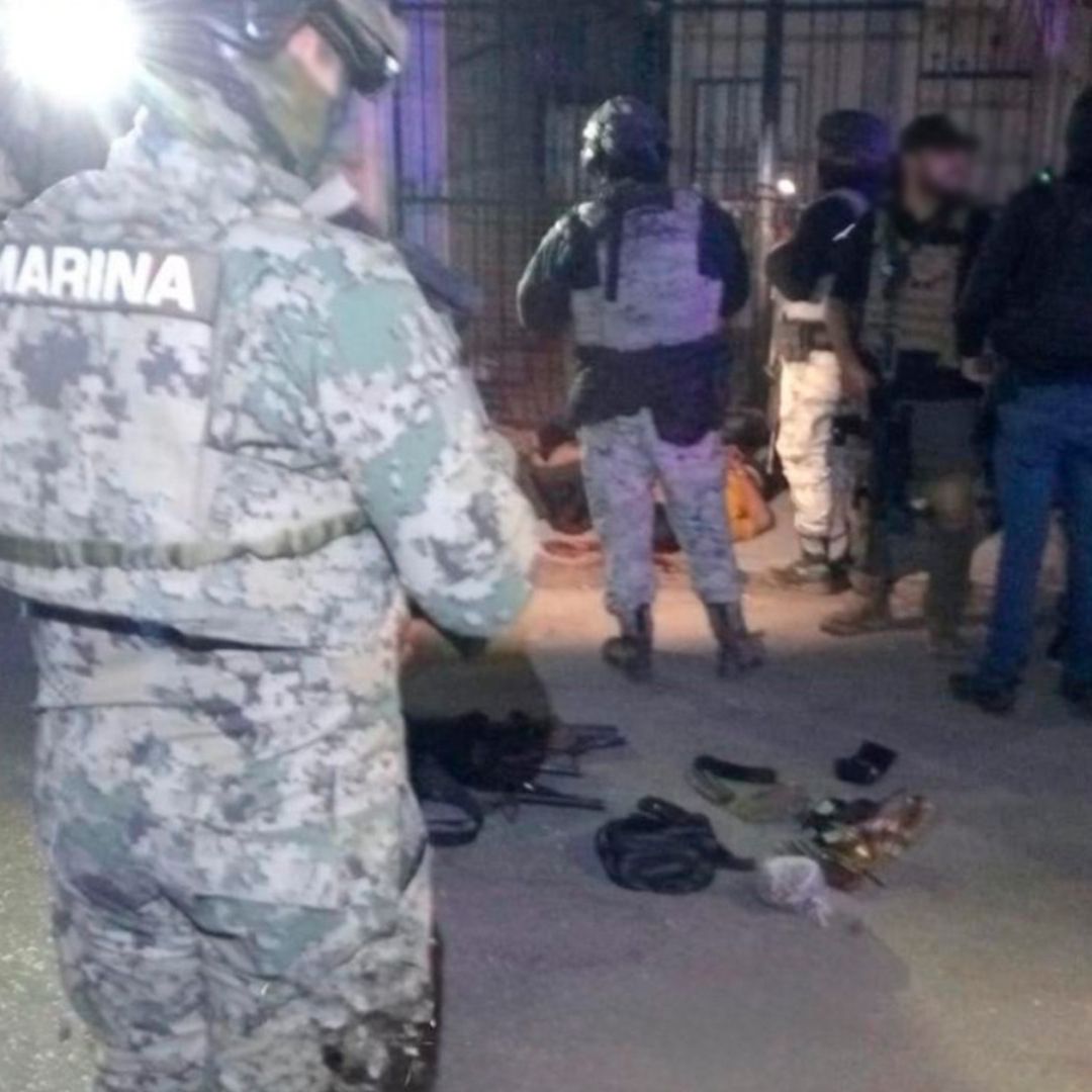 agentes de seguridad durante cateo en Los Cabos