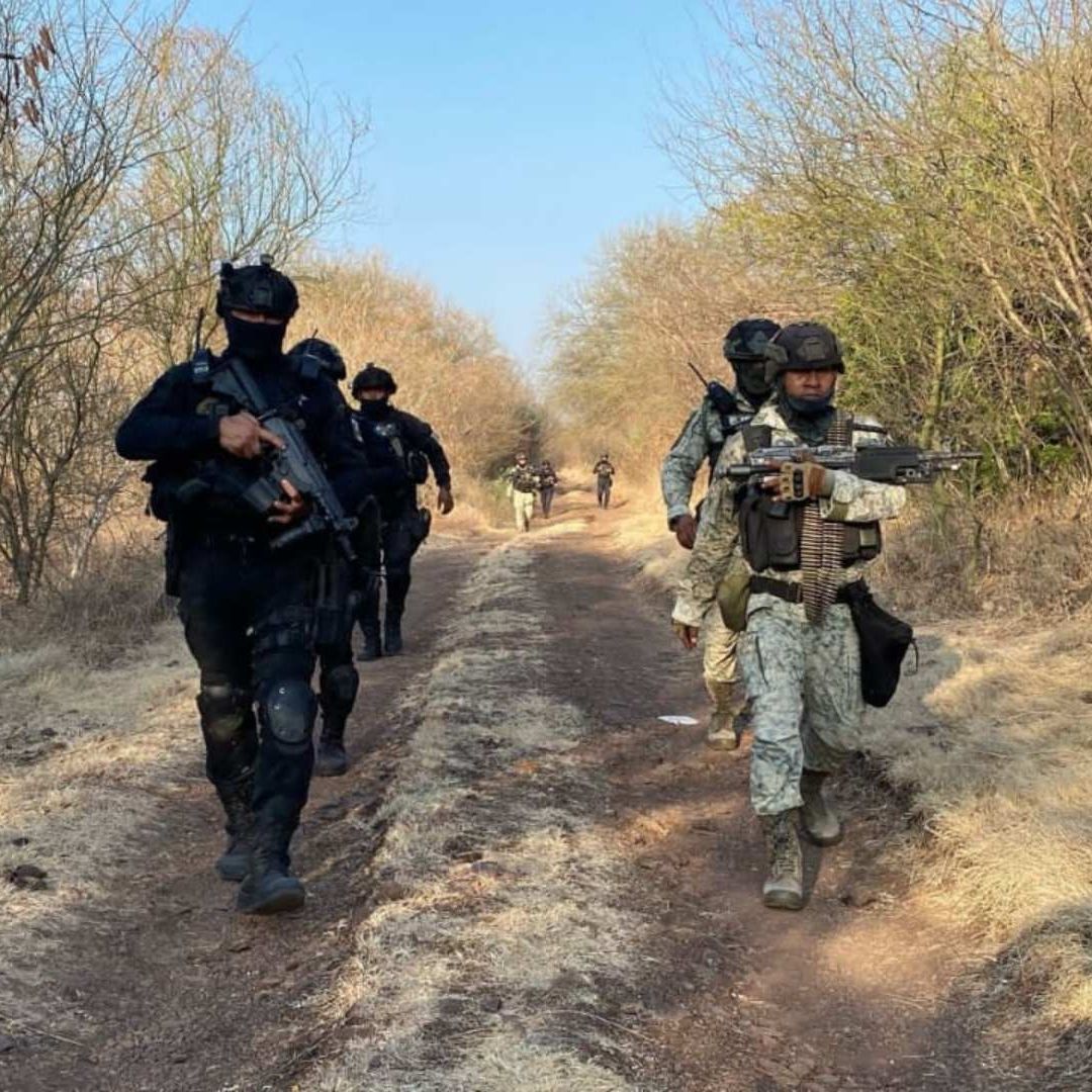 Elementos federales y estatales de seguridad en recorrido en Apatzingán.