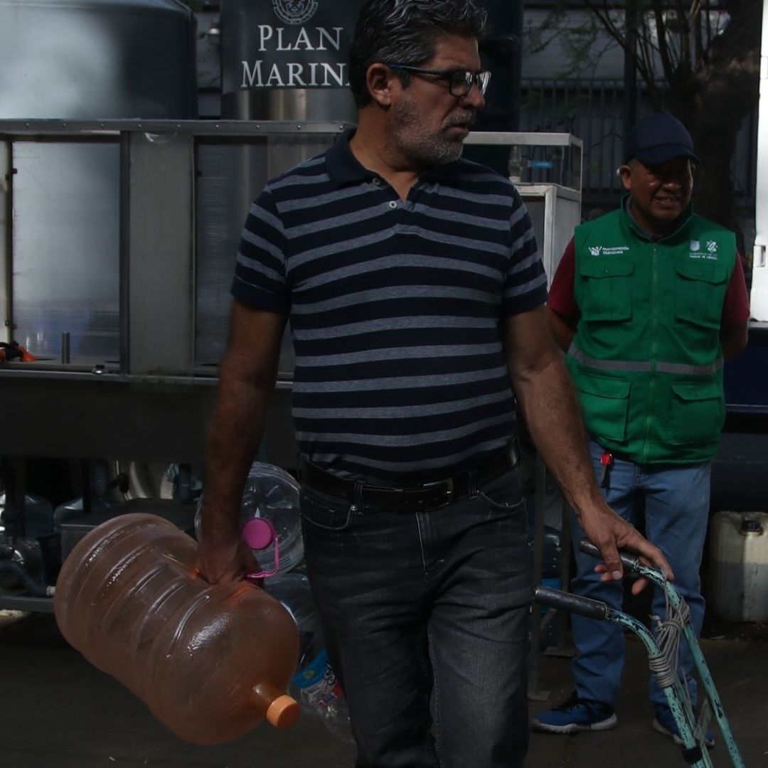 Vecino de la alcaldía Benito Juárez con garrafón de agua
