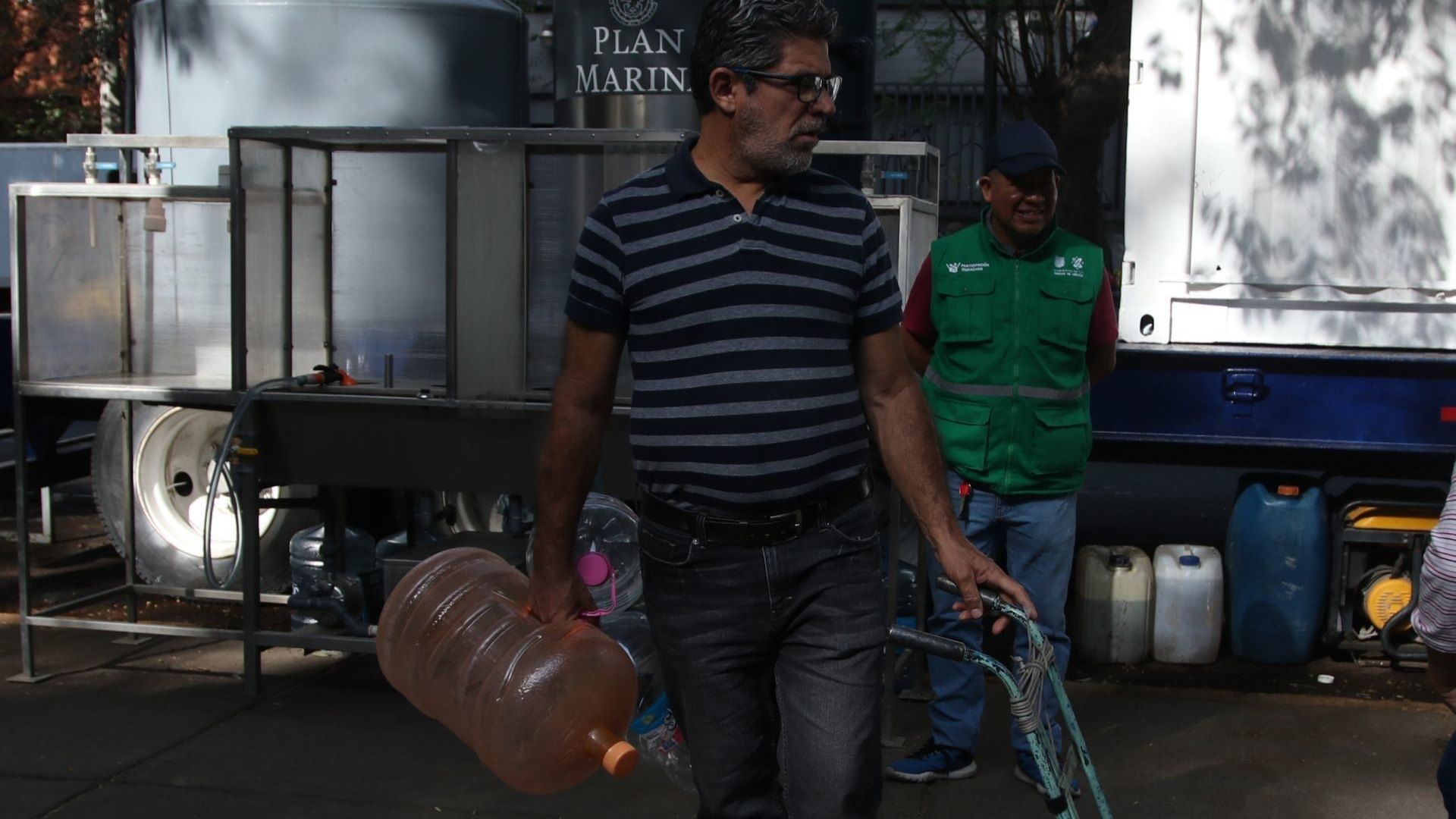 Vecino de la alcaldía Benito Juárez con garrafón de agua