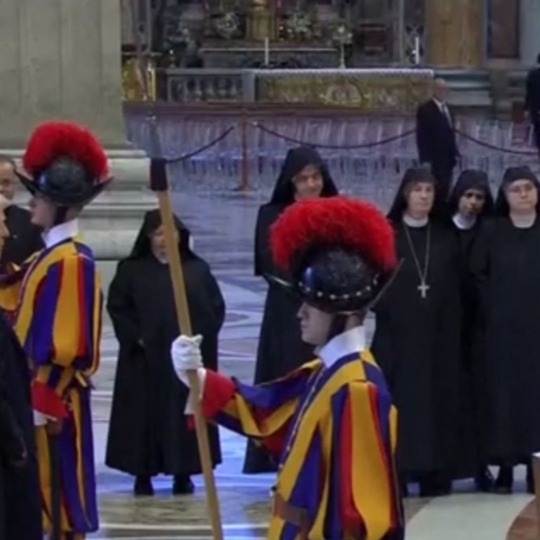 Donald Trump Llega al Funeral del Papa Francisco con su Esposa Melania