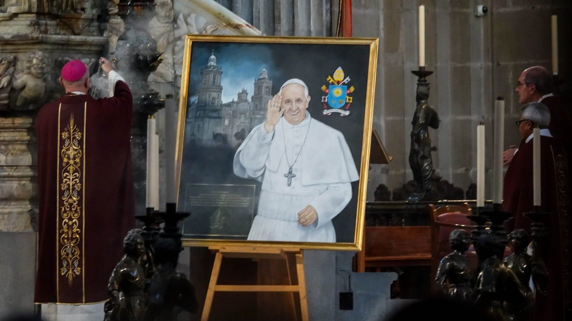 Decenas de personas se congregaron en la misa exequial del papa en la Catedral Metropolitana.