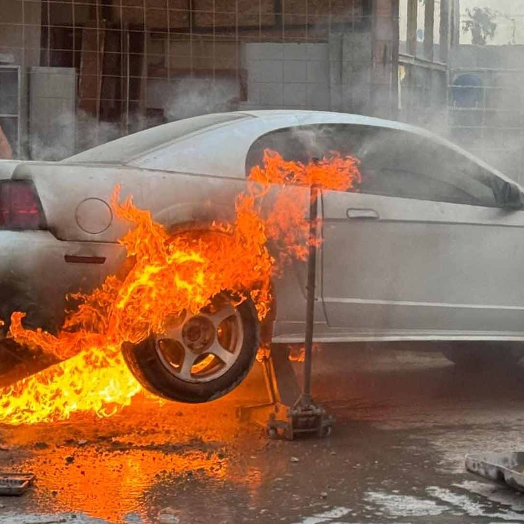 Vehículo se Incendia en Taller Mecánico de Matamoros