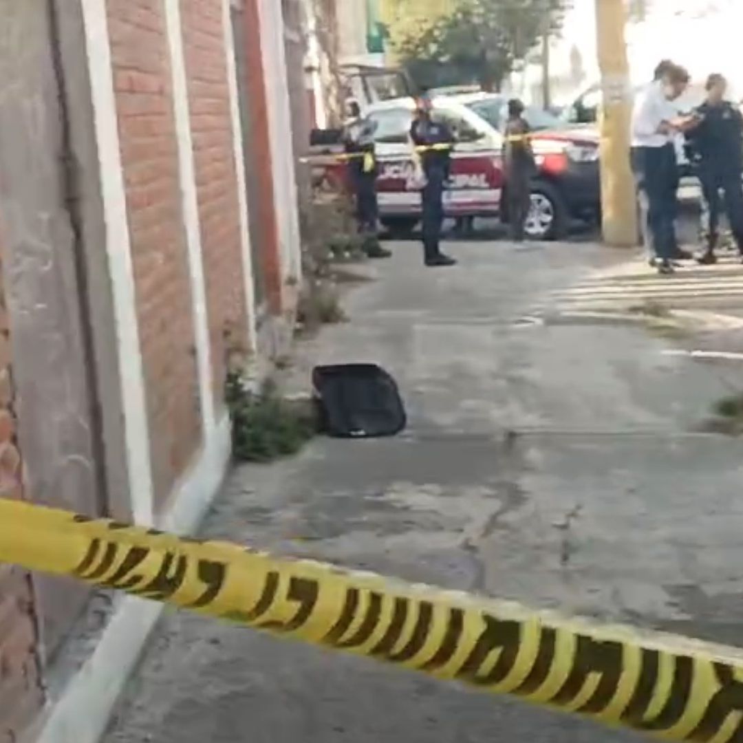 Un menor de alrededor de 2 años de edad fue localizado con golpes y mojado en Av. Héroe de Nacozari