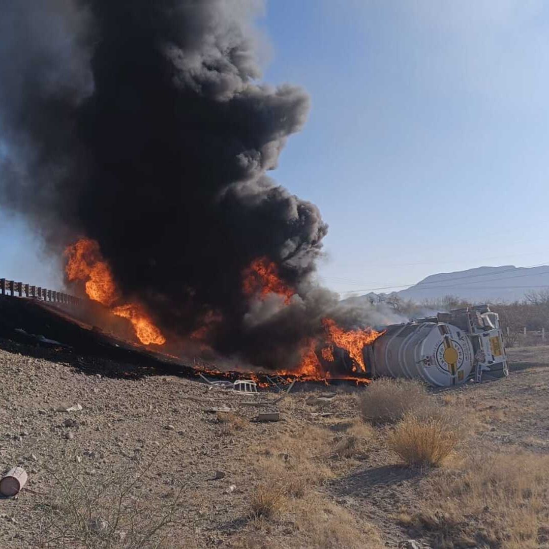 Vuelca Tractocamión con Combustible en Carretera Libramiento de Hermosillo; Una Persona Murió