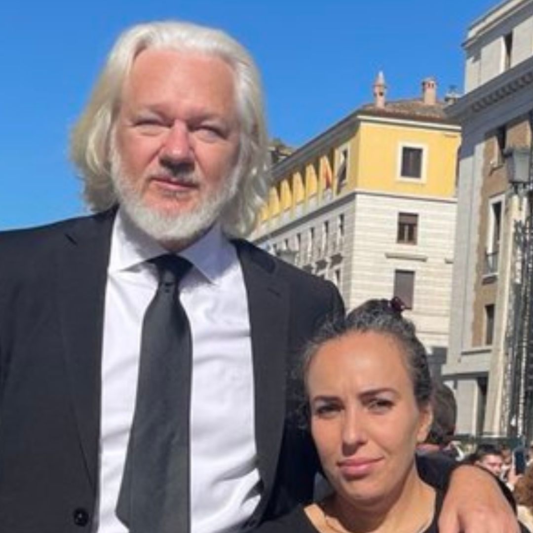 Julian Assange y Su Familia Asisten al Funeral del Papa Francisco