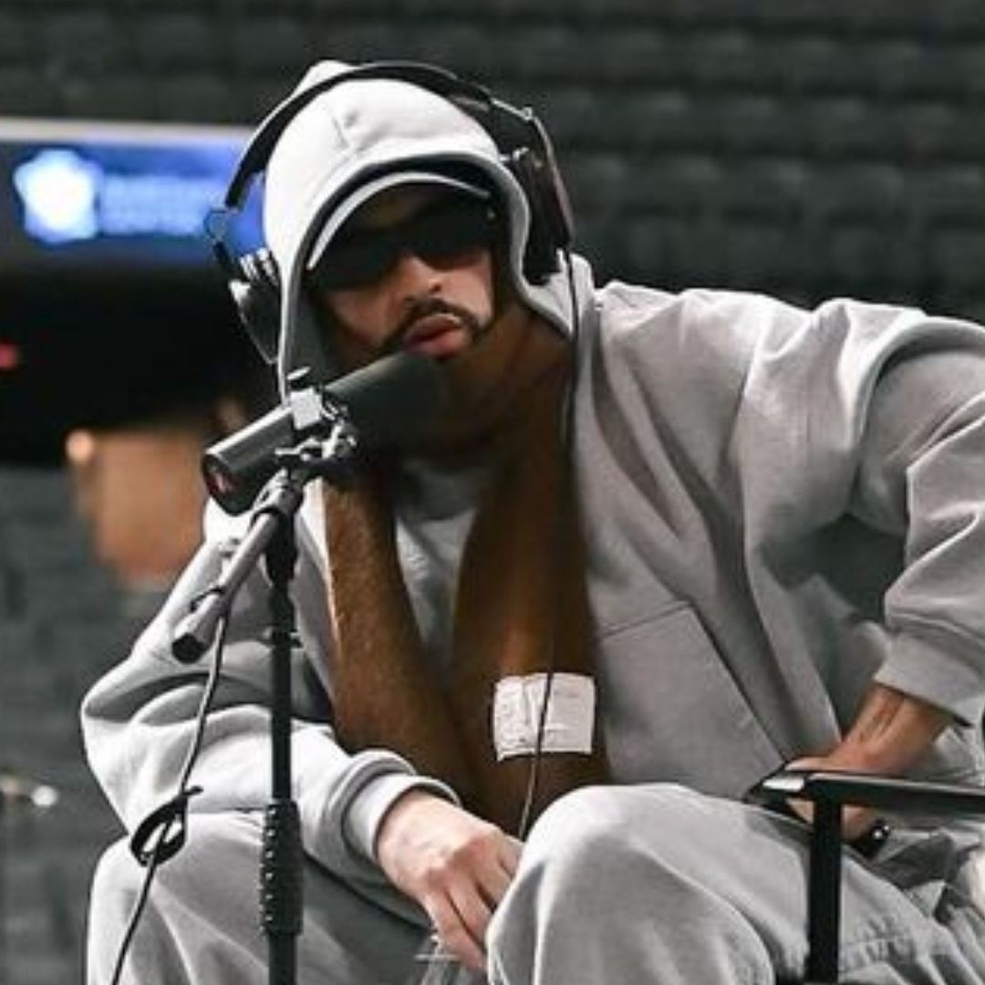 Video | ¿Otra Vez? Bad Bunny Vuelve a Tirar Teléfono Celular de Fanático que le Pidió Autógrafo