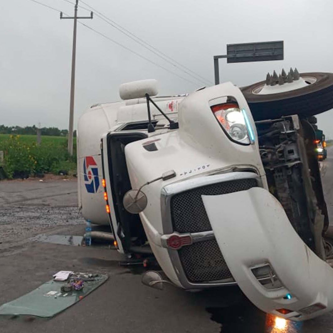 Conductor de Tráiler Sufre Lesiones tras Volcarse en Carretera Reynosa-San Fernando