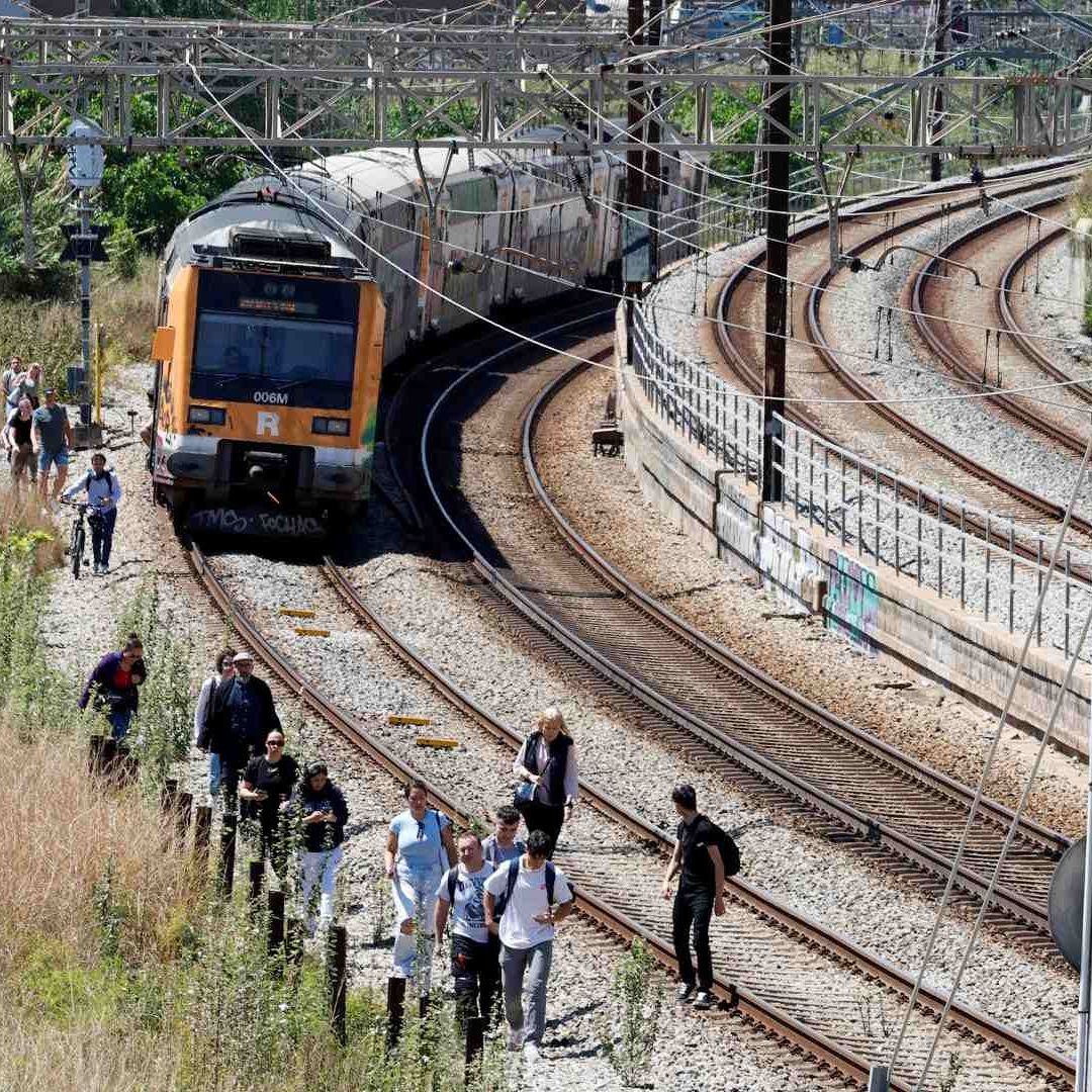 El apagón eléctrico deja sin servicio al metro y trenes, en España