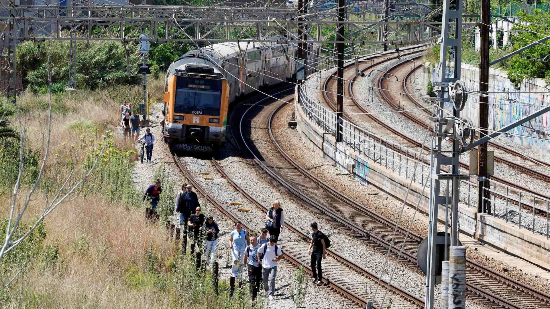 El apagón eléctrico deja sin servicio al metro y trenes, en España