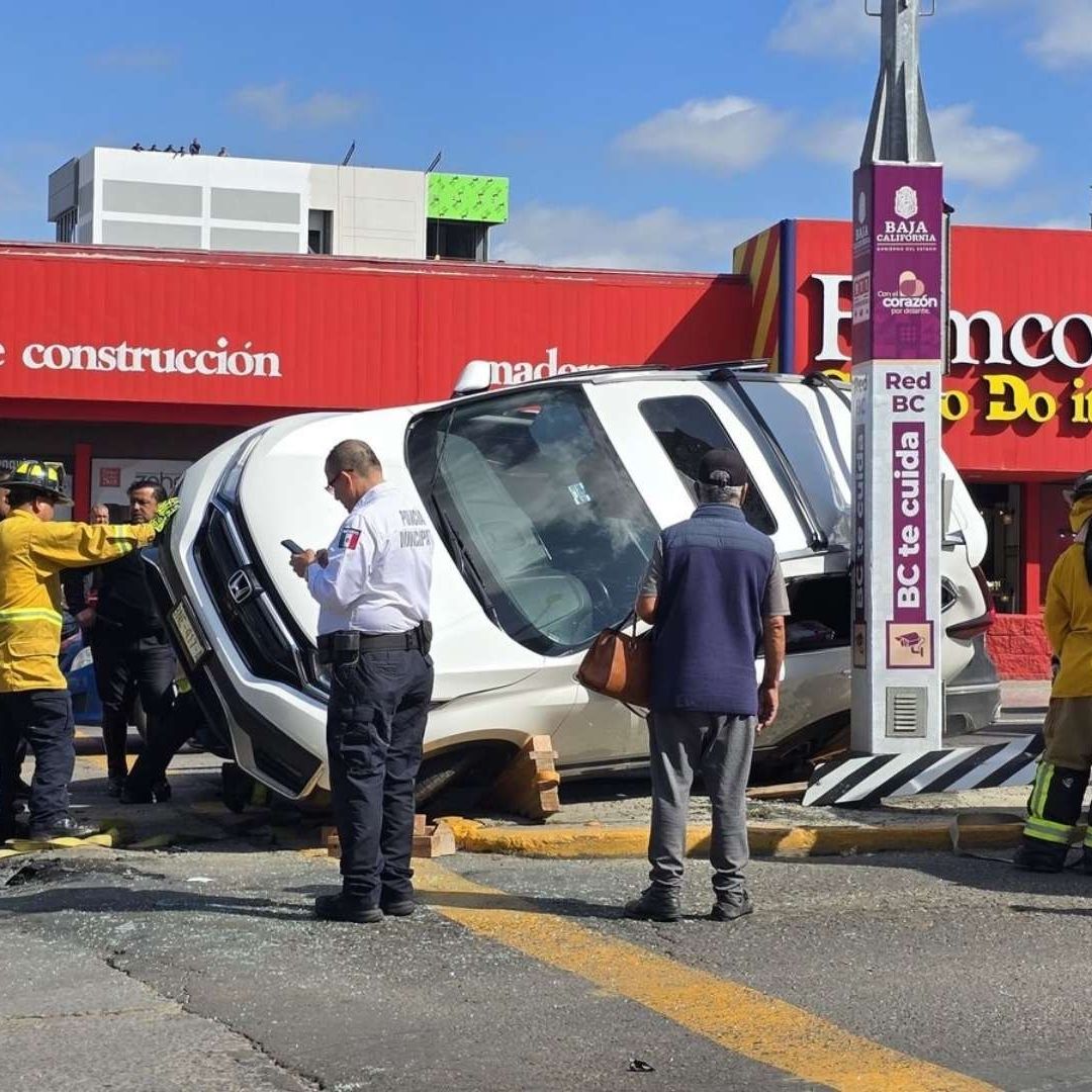 Choque de Tres Autos Deja a Mujer Atrapada Tras Volcarse en Tijuana