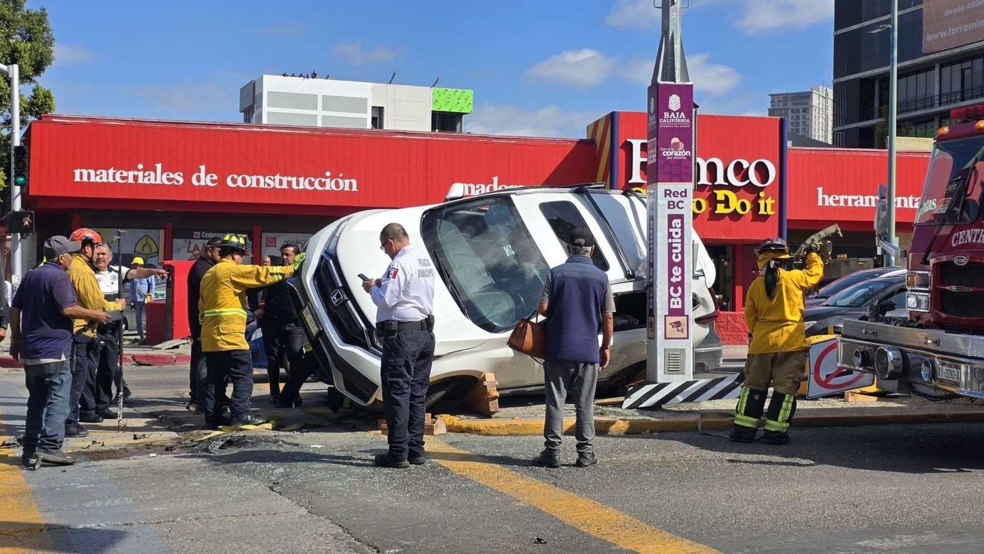 Choque de Tres Autos Deja a Mujer Atrapada Tras Volcarse en Tijuana