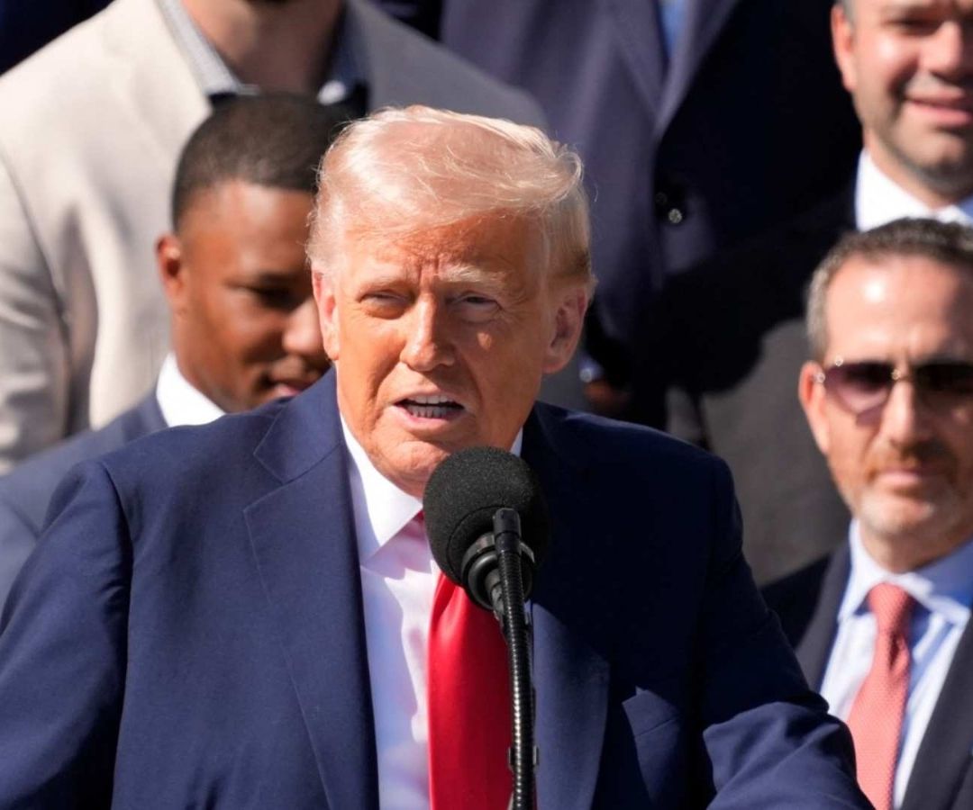 Trump Firma Decreto para Exigir que Camioneros de EUA Hablen Inglés