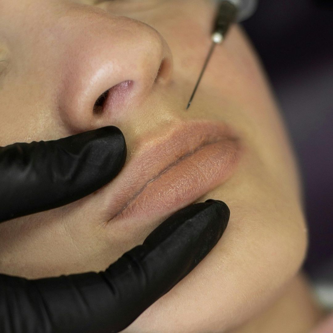 Cofepris Alerta por Rellenador Labial Falsificado; Advierte Grave Riesgo Sanitario