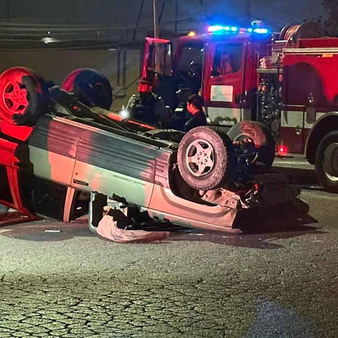 Vuelcan y Abandonan Camioneta en Avenida Rigo Tovar en Matamoros
