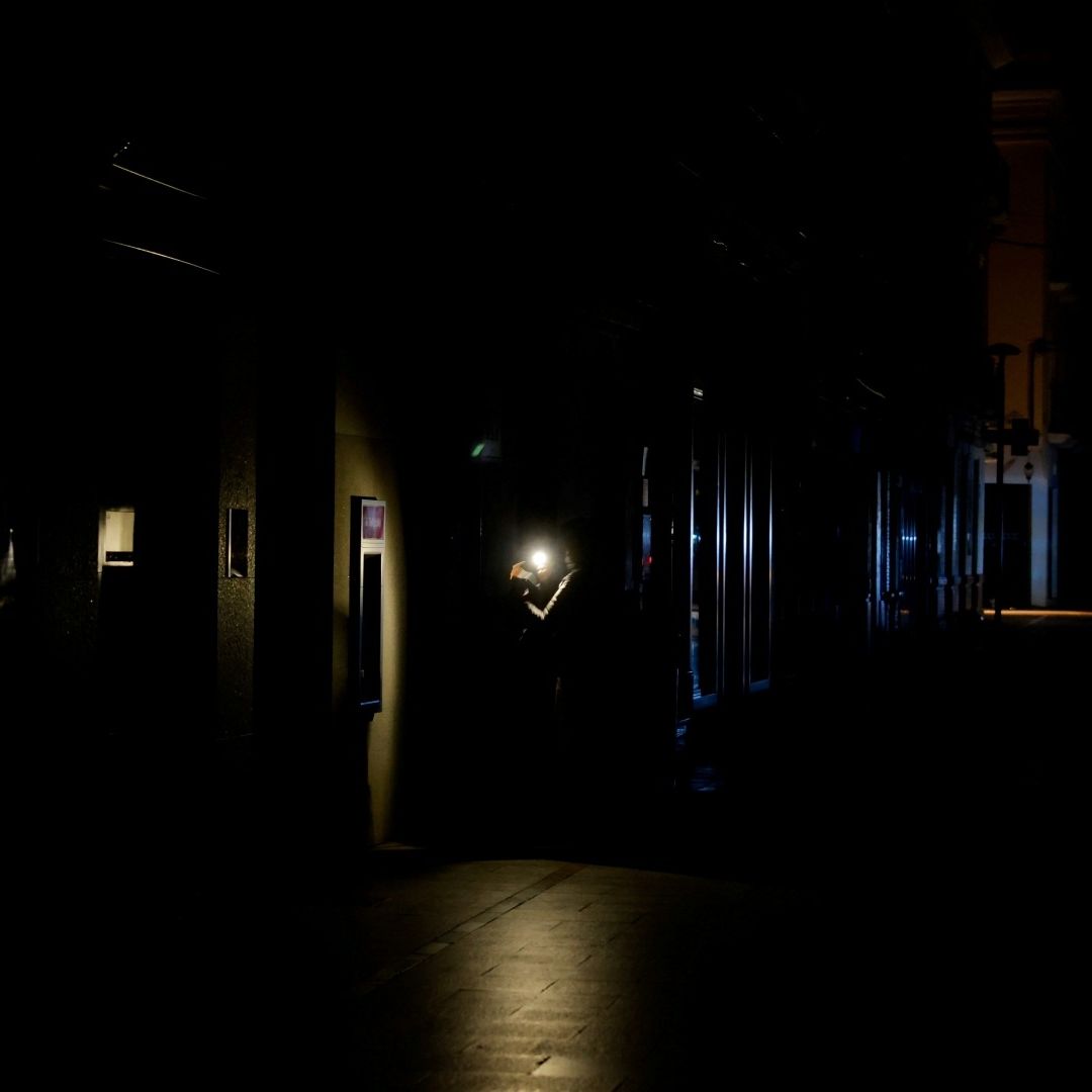 Calle sin iluminación eléctrica durante apagón que afectó España