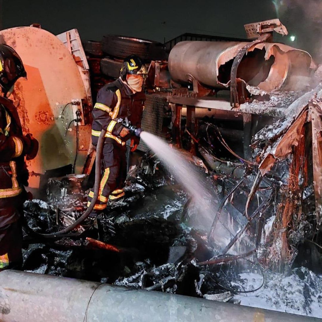 Pipa de Agua Vuelca y se Incendia en Circuito Interior, CDMX