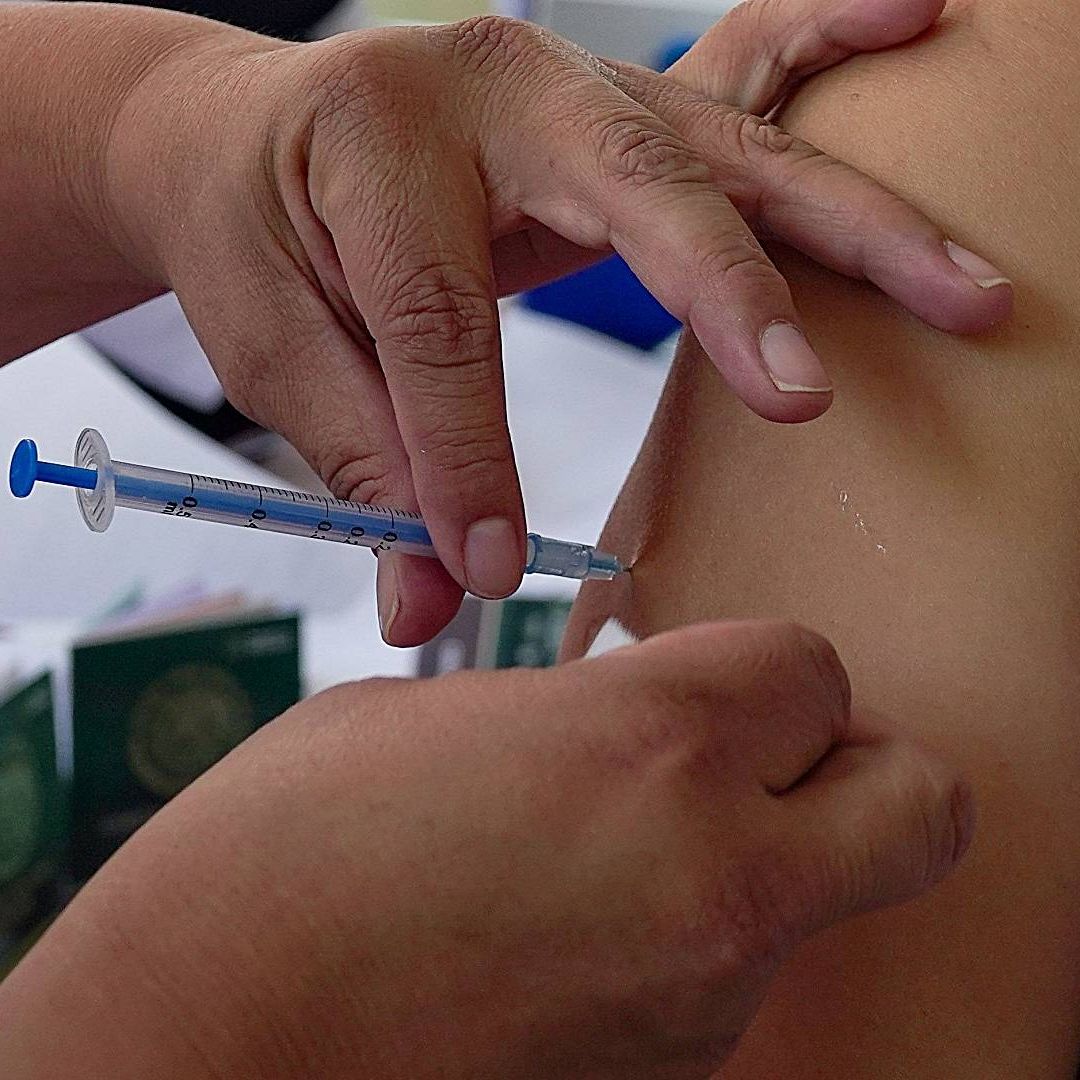 Miembros del sector salud aplican vacunas en CDMX