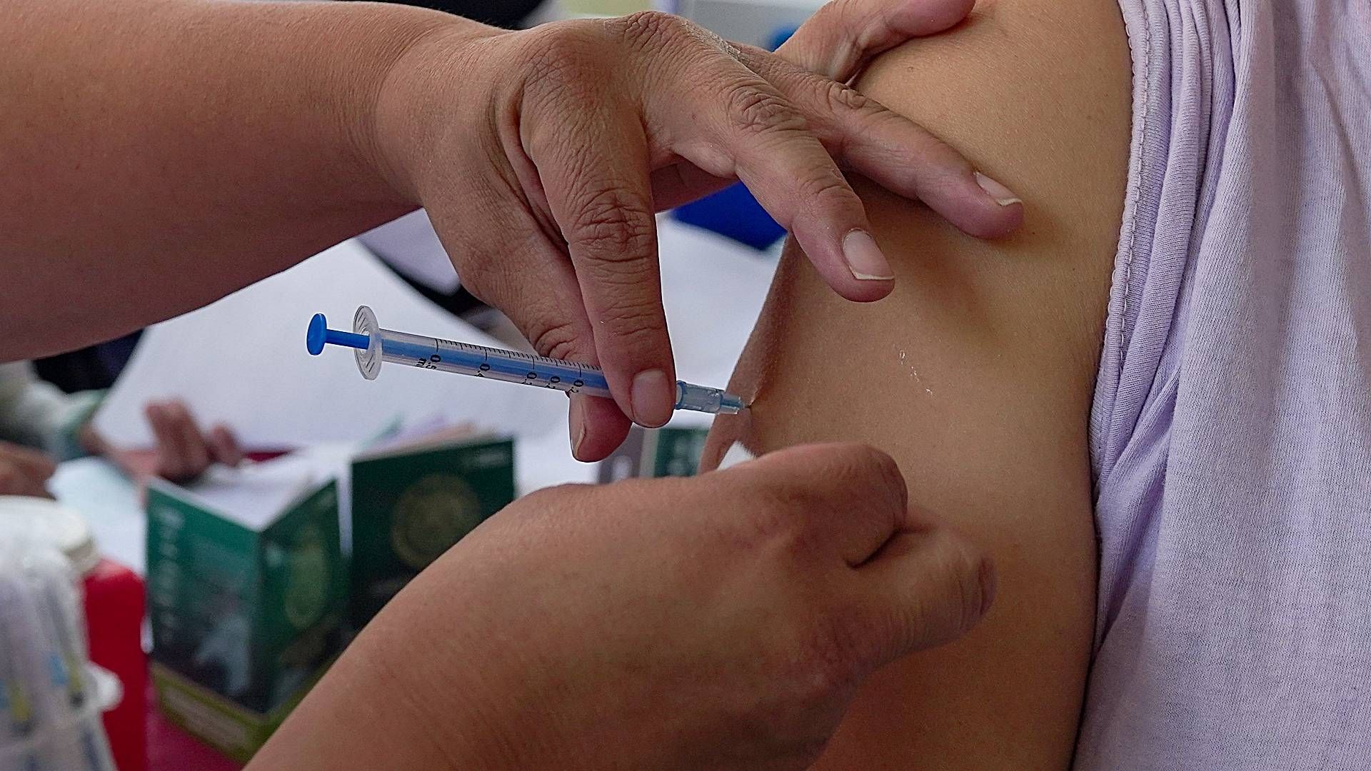 Miembros del sector salud aplican vacunas en CDMX