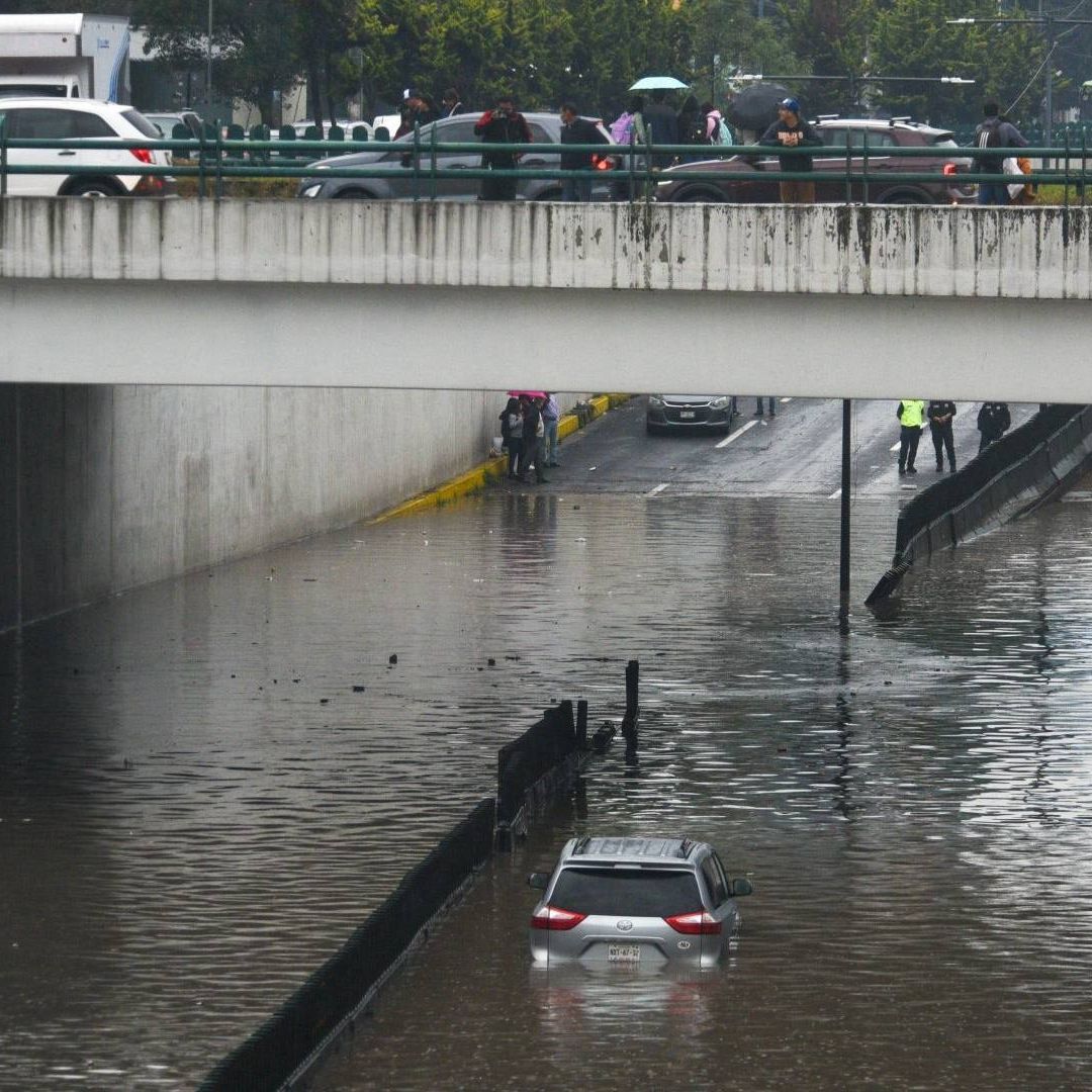 Inundación en Paseo Tollocan, en Toluca, Estado de México
