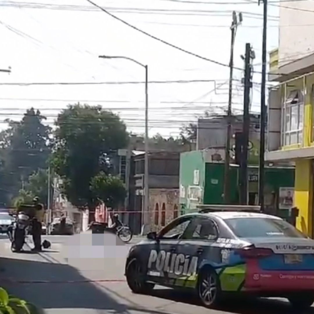 Motociclista pierde la vida al cruzarse sin mirar al semáforo en El Carmen.
