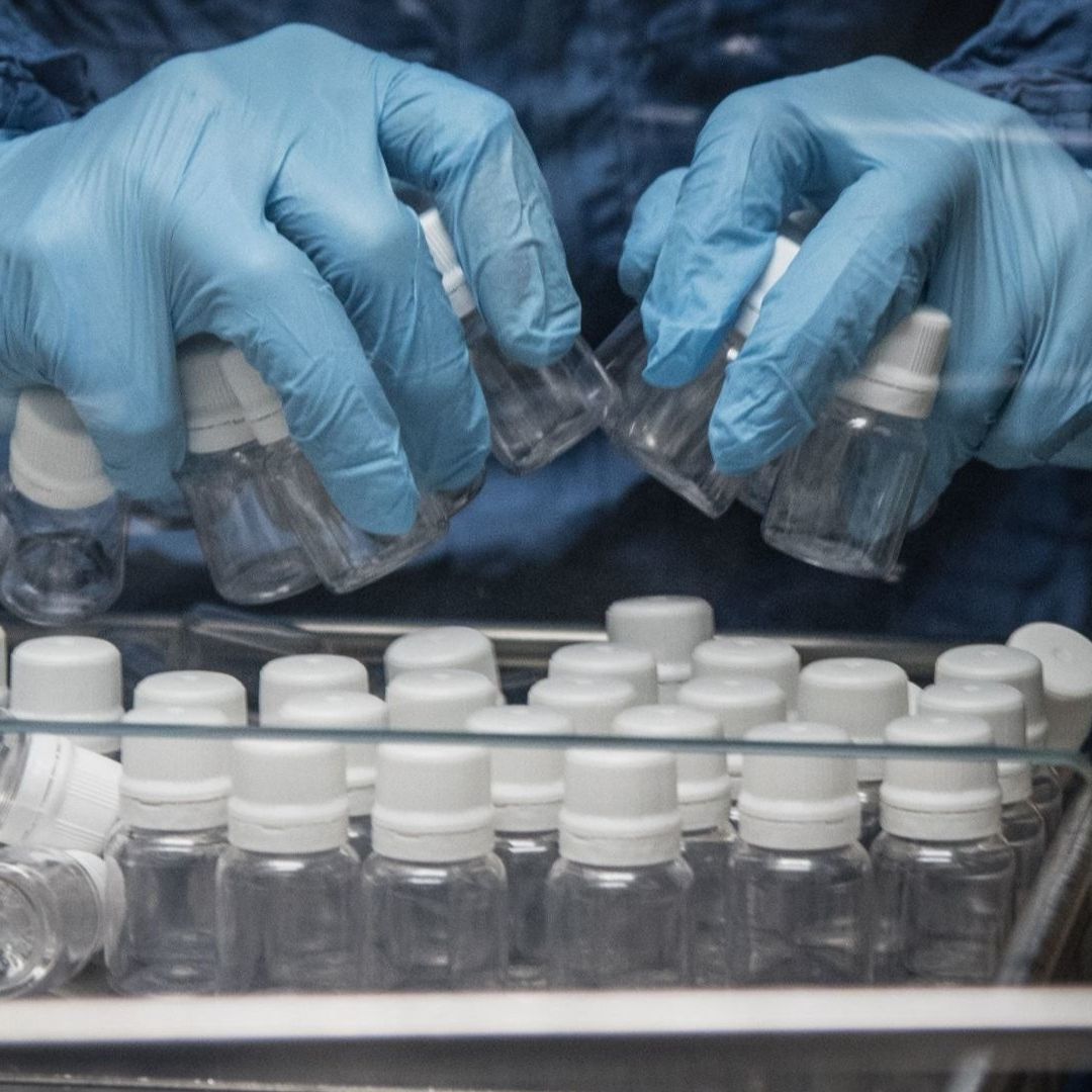Una persona manipula frascos para medicamentos