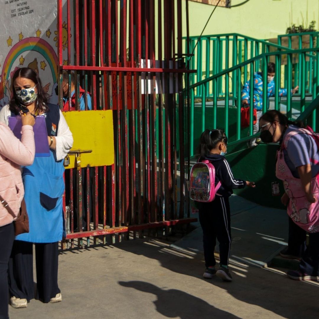 Los estudiantes y los padres de familia se preguntan si hay clases el viernes 2 de mayo 2025 para armar un mega puente de cinco días