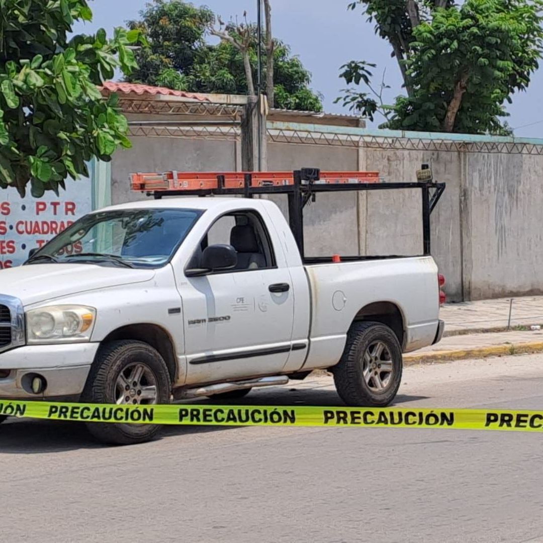 Balean Camioneta de Comisión Federal de Electricidad en Las Choapas, Veracruz