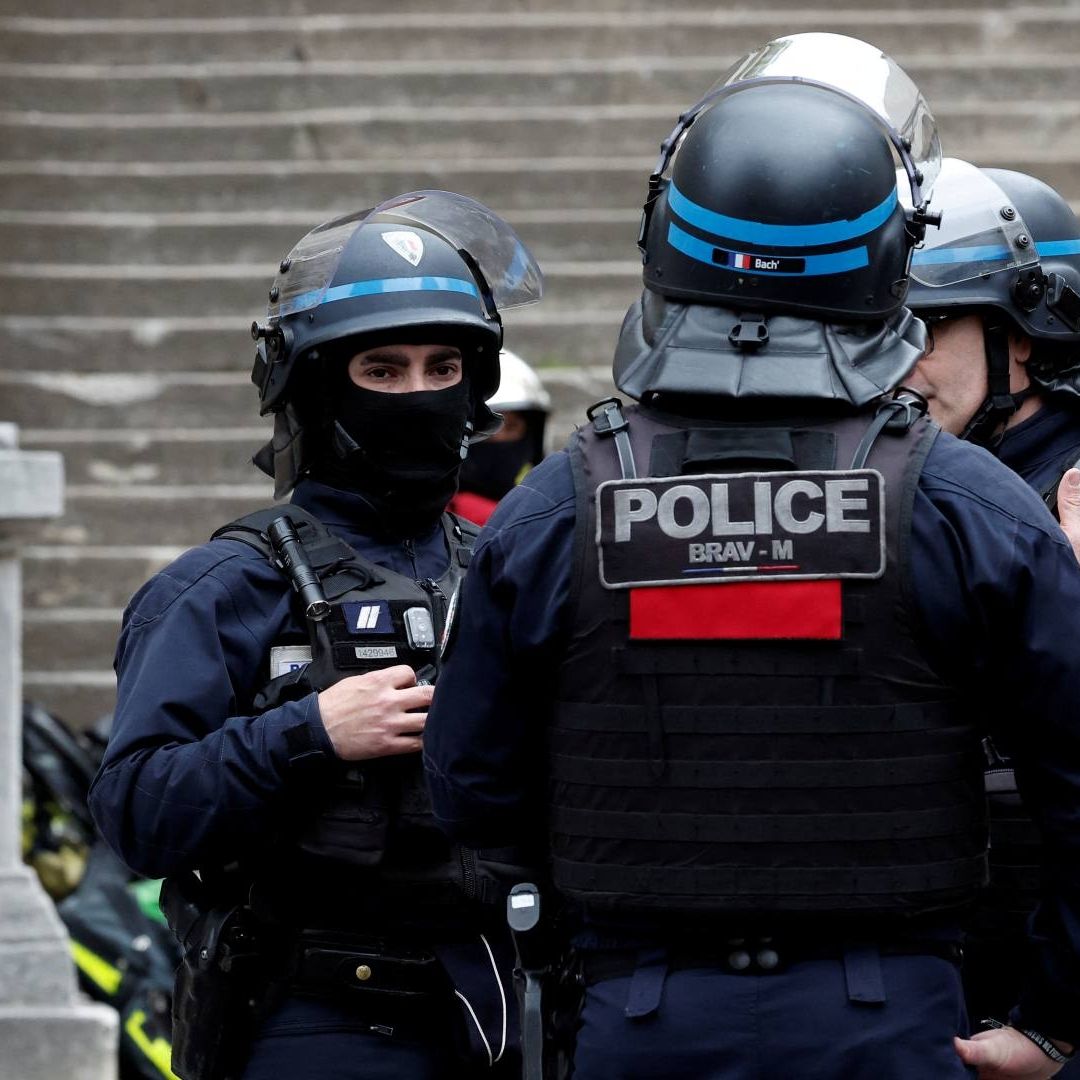 Hombre se Atrinchera con Explosivos en Embajada de Irán en París