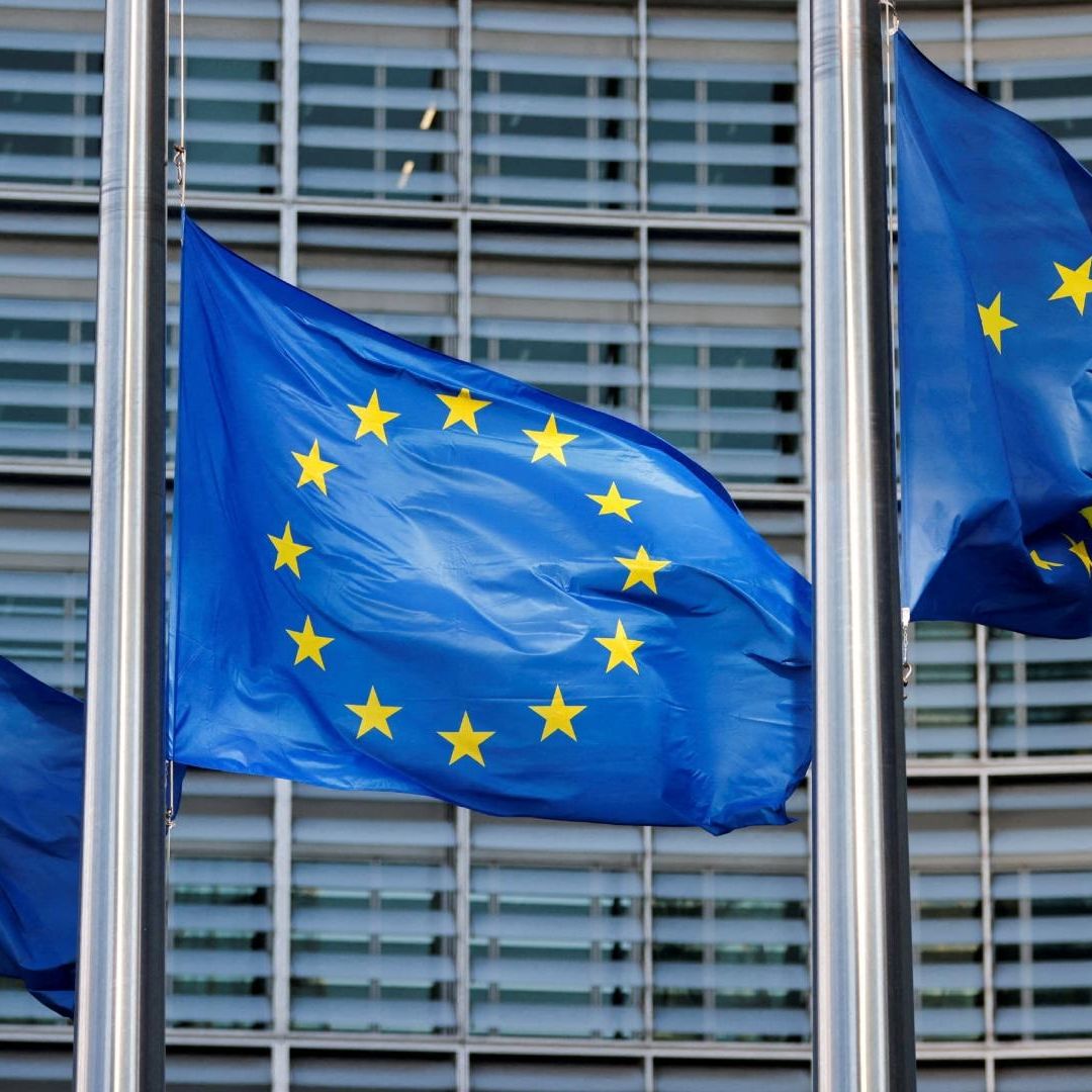 Banderas de la UE en la sede de la Comisión Europea en Bruselas