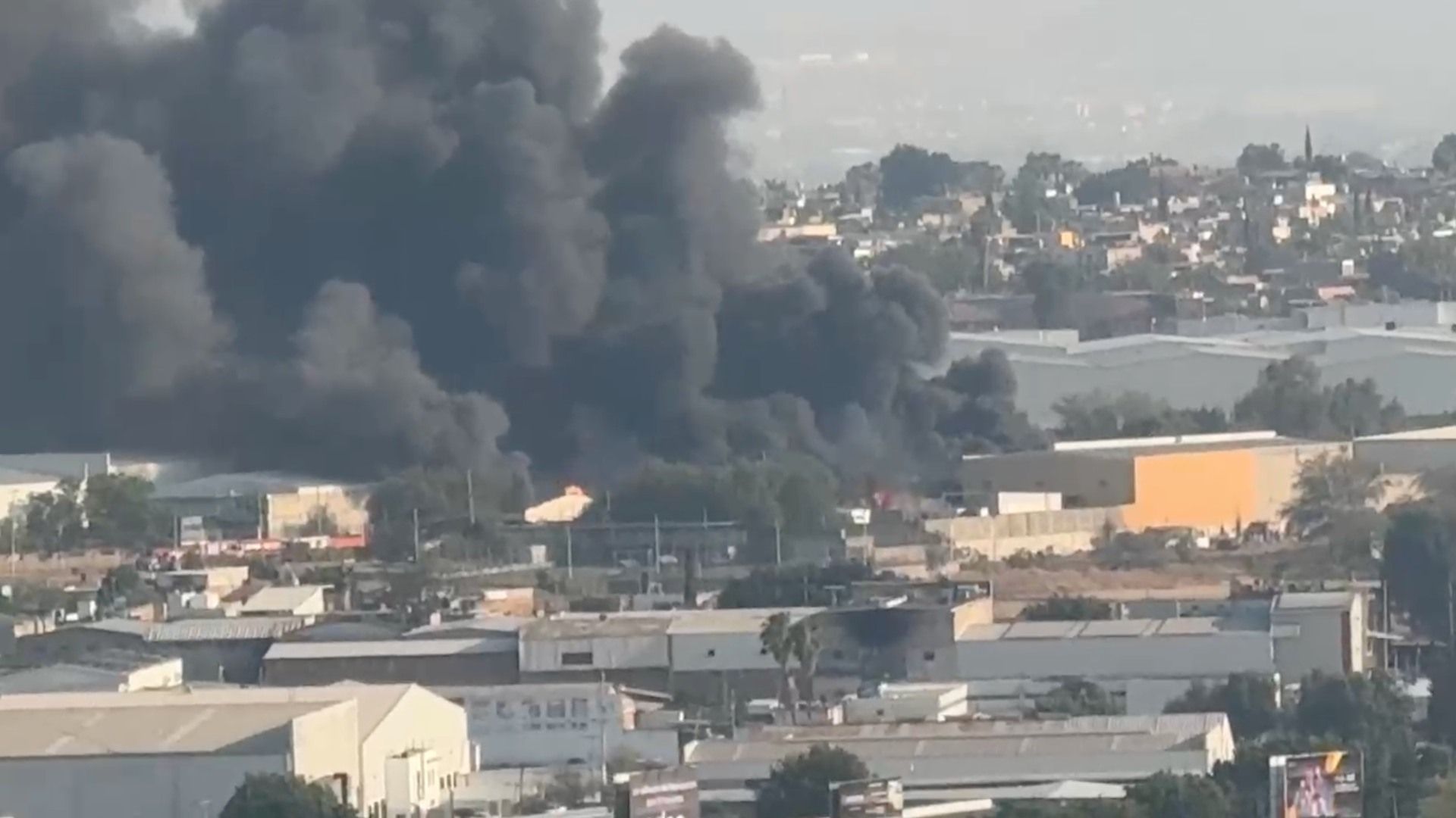 Incendio fábrica de aerosoles en Tlaquepaque.