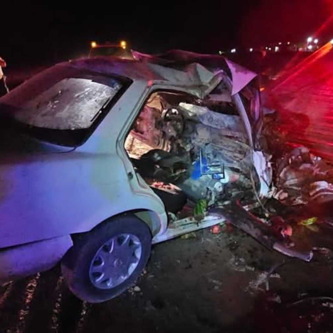 3 Personas Terminaron Prensadas en Choque Entre Vehículo y Tráiler en Carretera a Bahía de Kino
