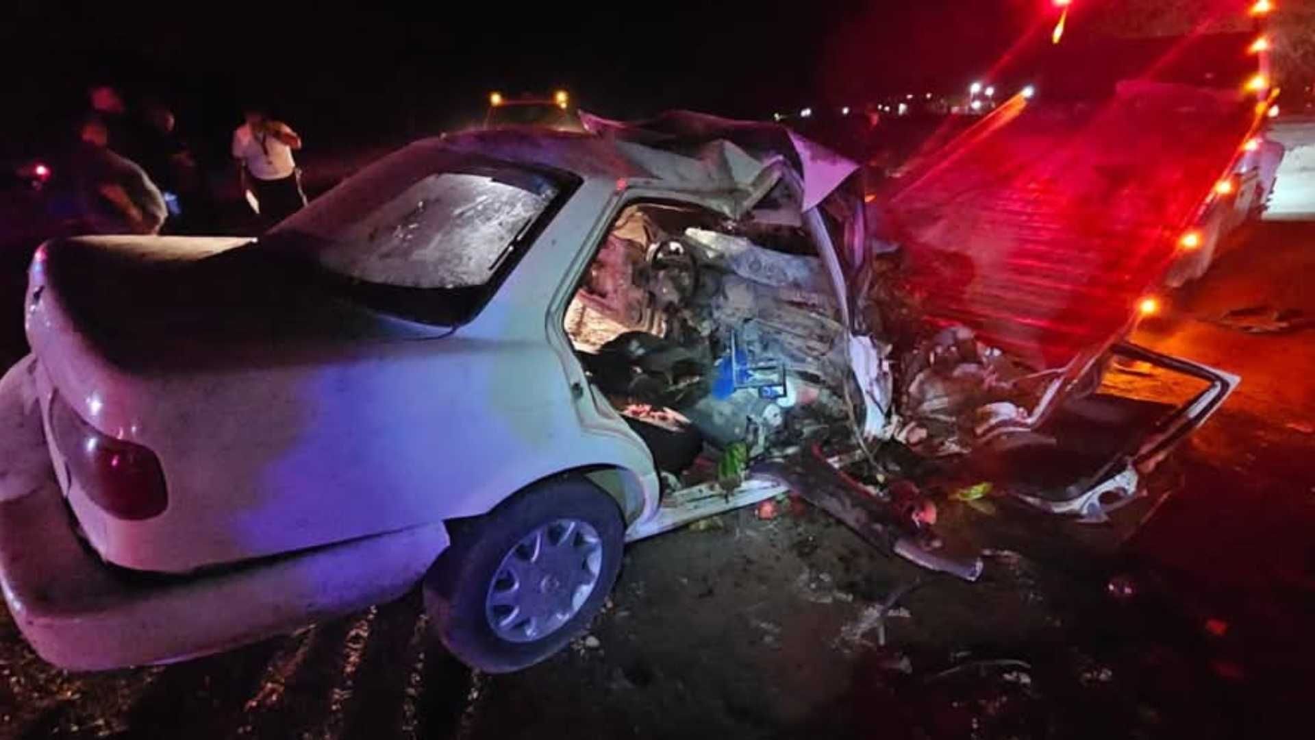 3 Personas Terminaron Prensadas en Choque Entre Vehículo y Tráiler en Carretera a Bahía de Kino