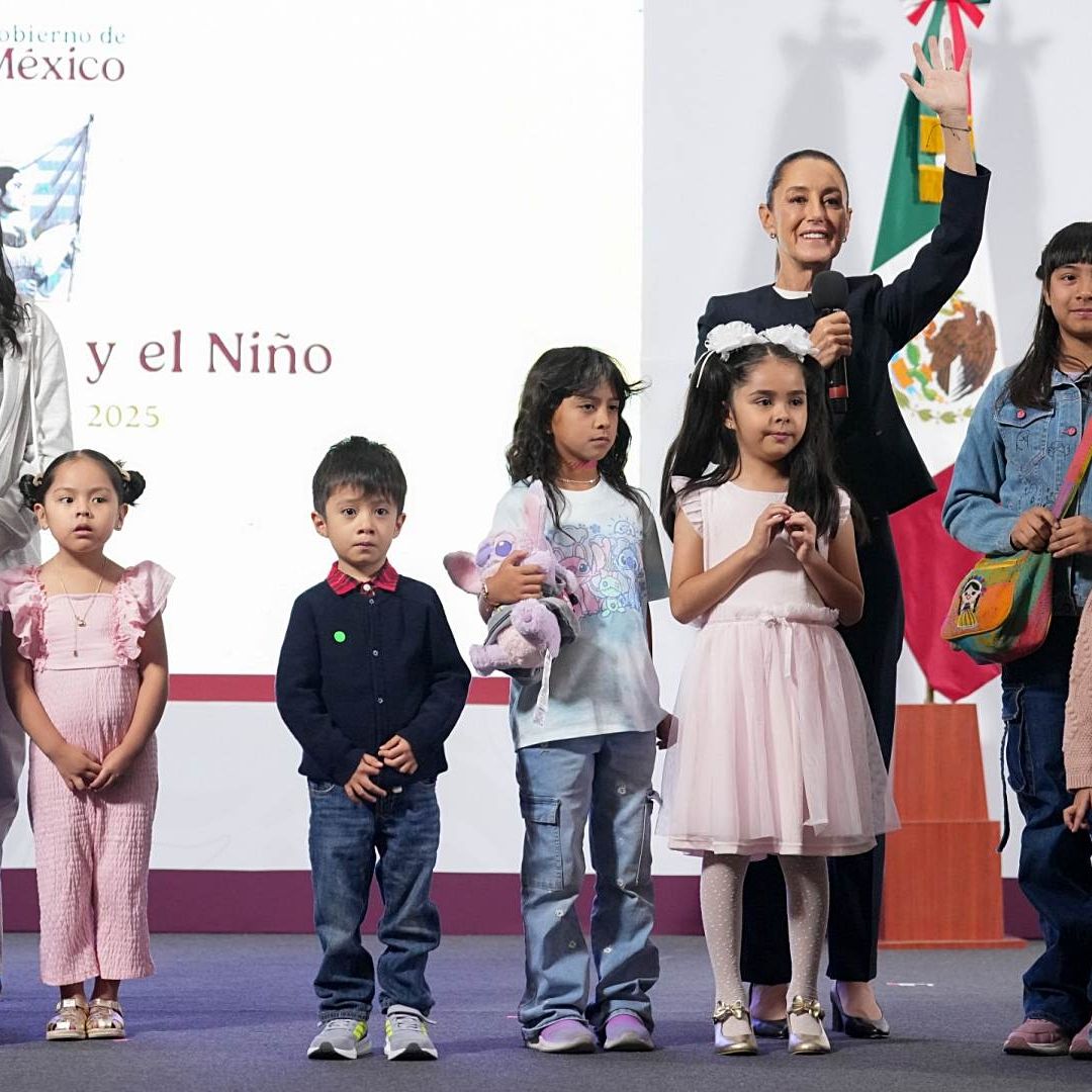 Claudia Sheinbaum acompañada por varios niños en su conferencia mañanera