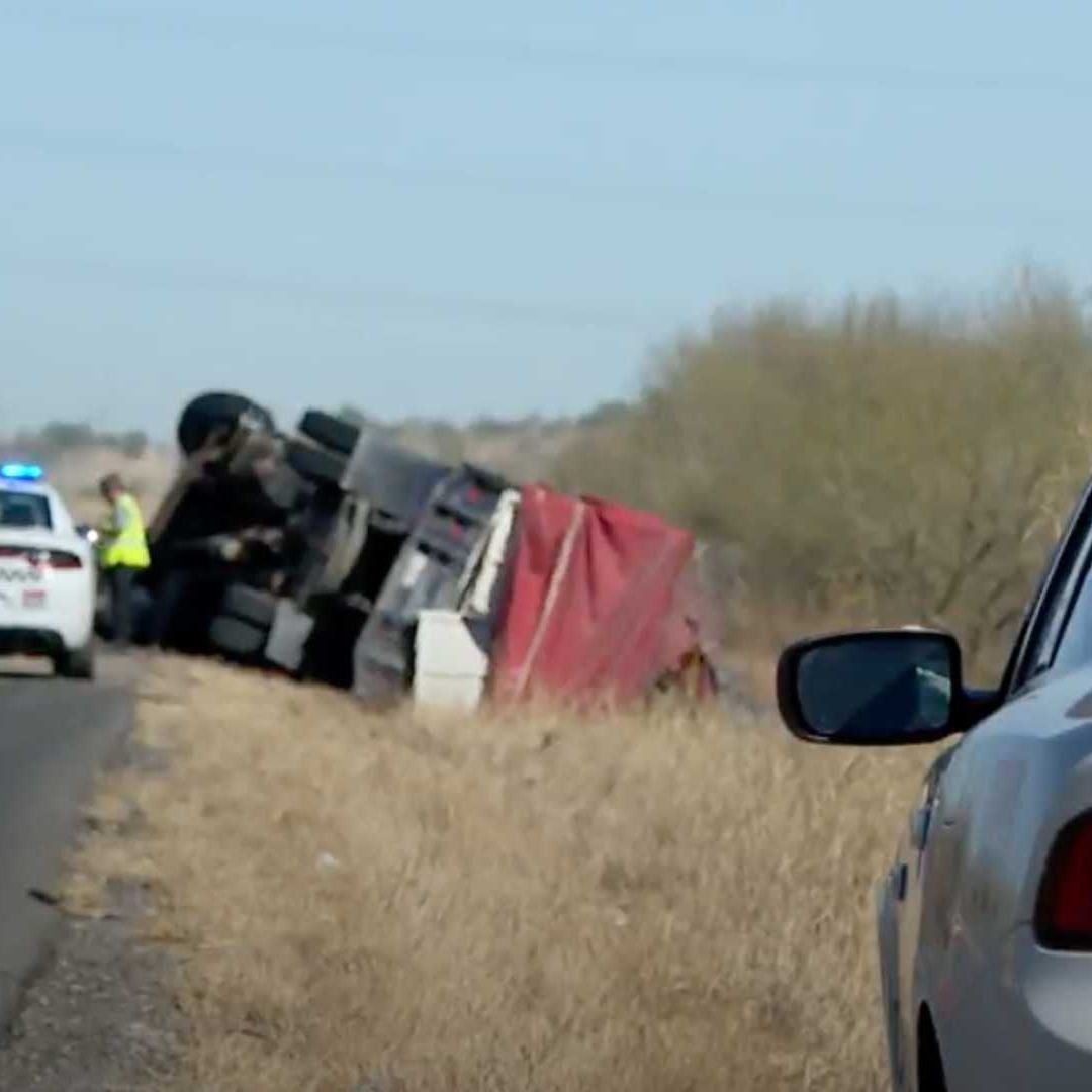 Vehículo de Carga Volcó en Carretera a La Colorada; Transportaba 10 Mil Litros de Gasolina