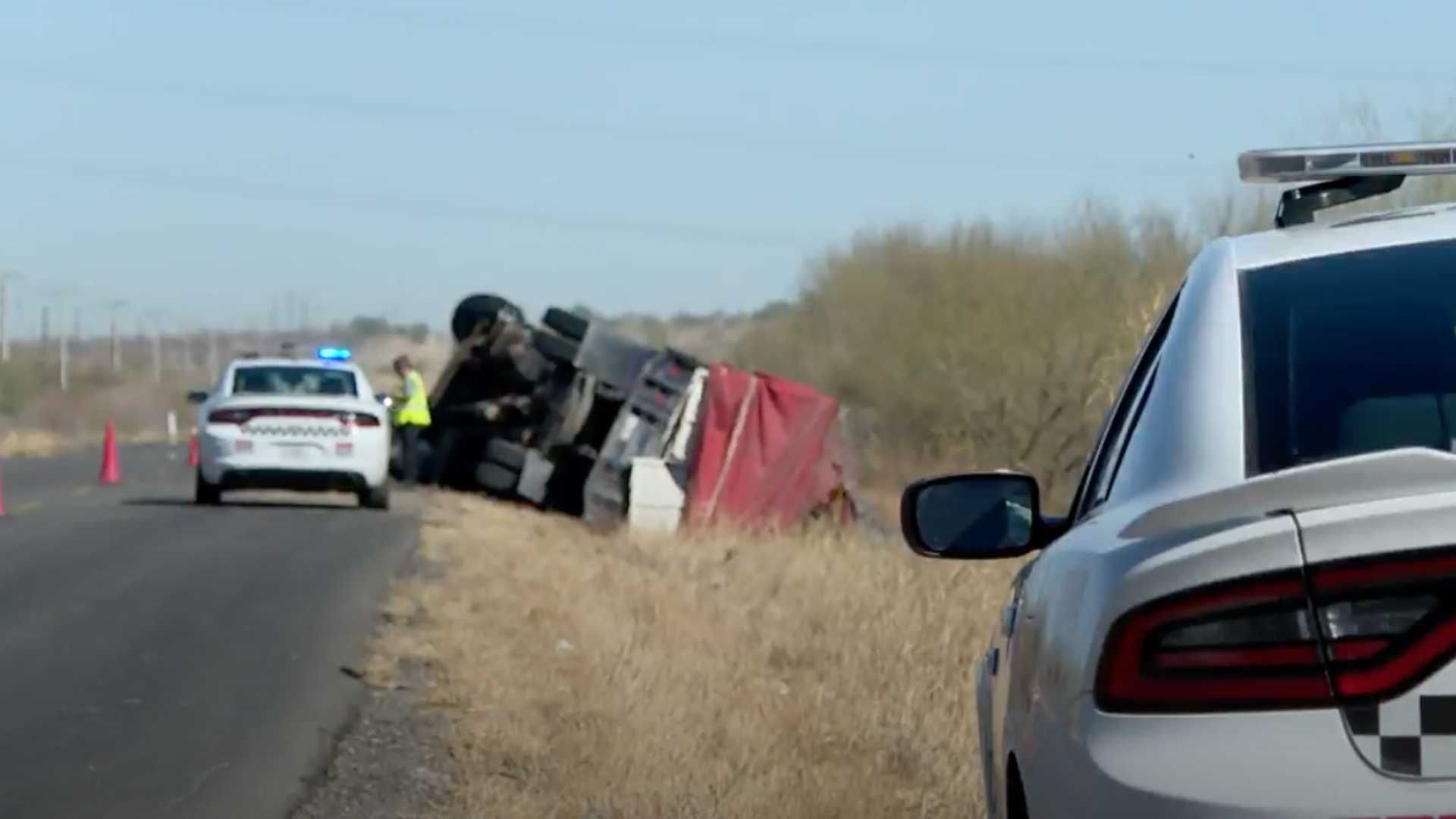 Vehículo de Carga Volcó en Carretera a La Colorada; Transportaba 10 Mil Litros de Gasolina