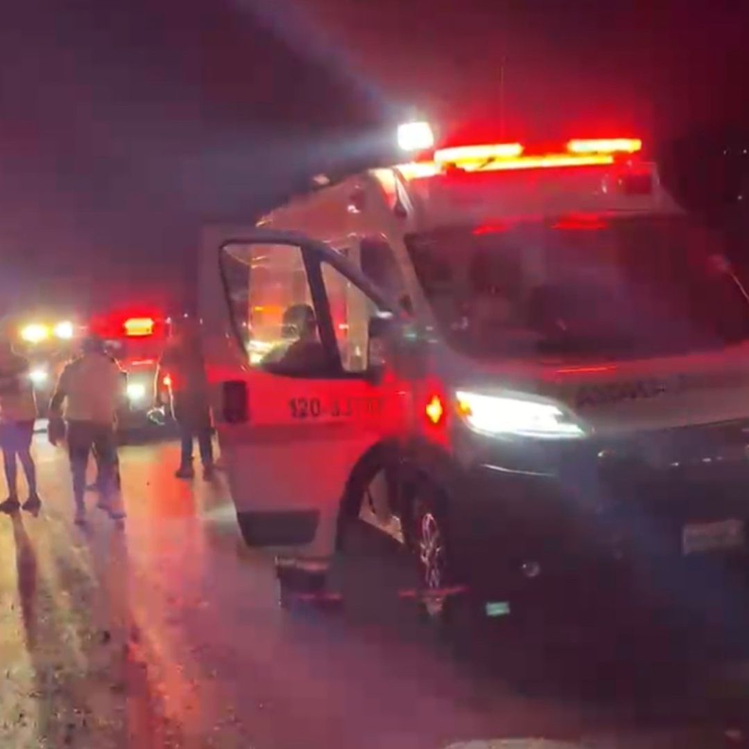 se reportó explosión de una unidad de transporte de carga tipo pipa se incendió mientras circulaba por la autopista.