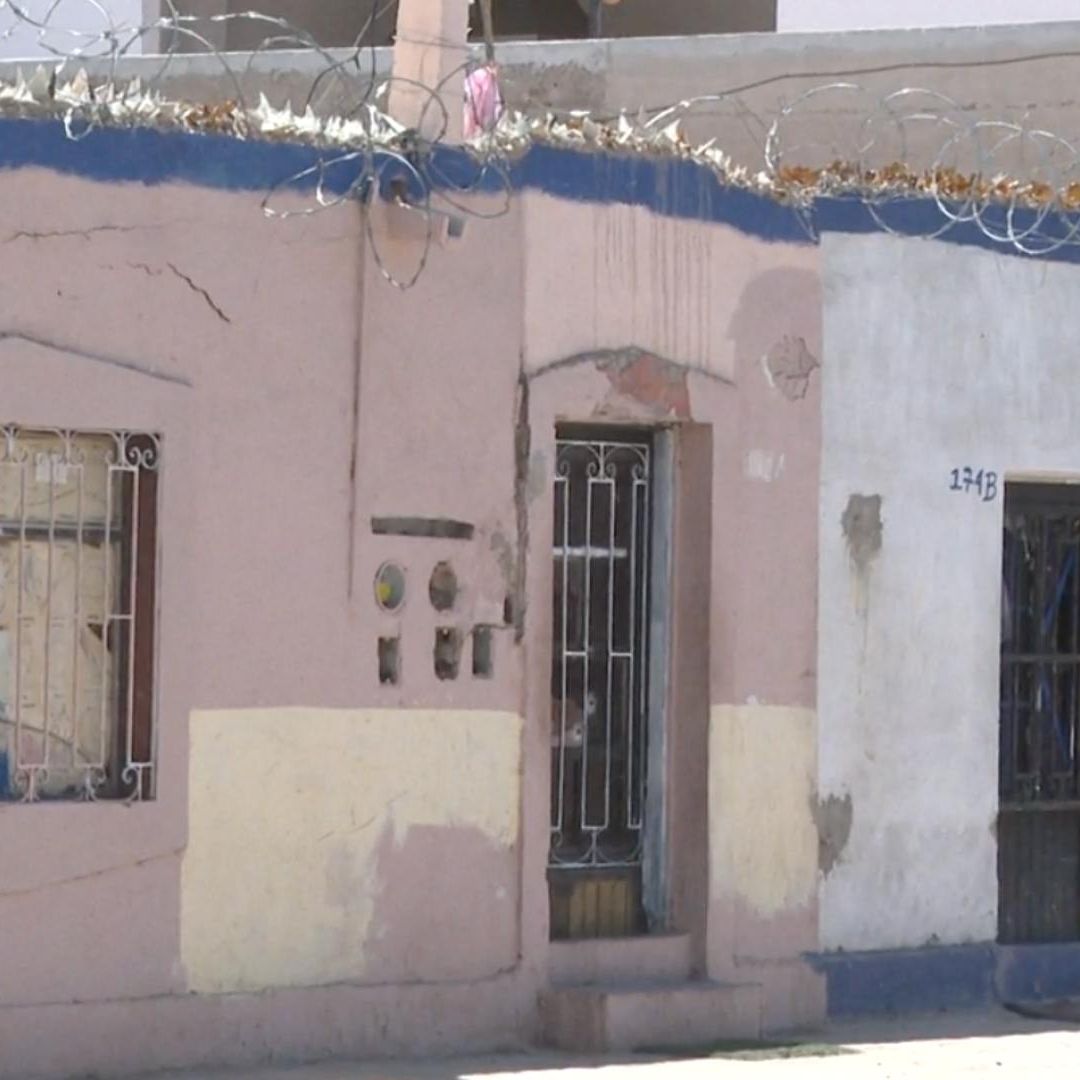 Sujetos Disparan a Hombre en su Domicilio; Dejan Cartulina con Mensaje de Grupo Criminal