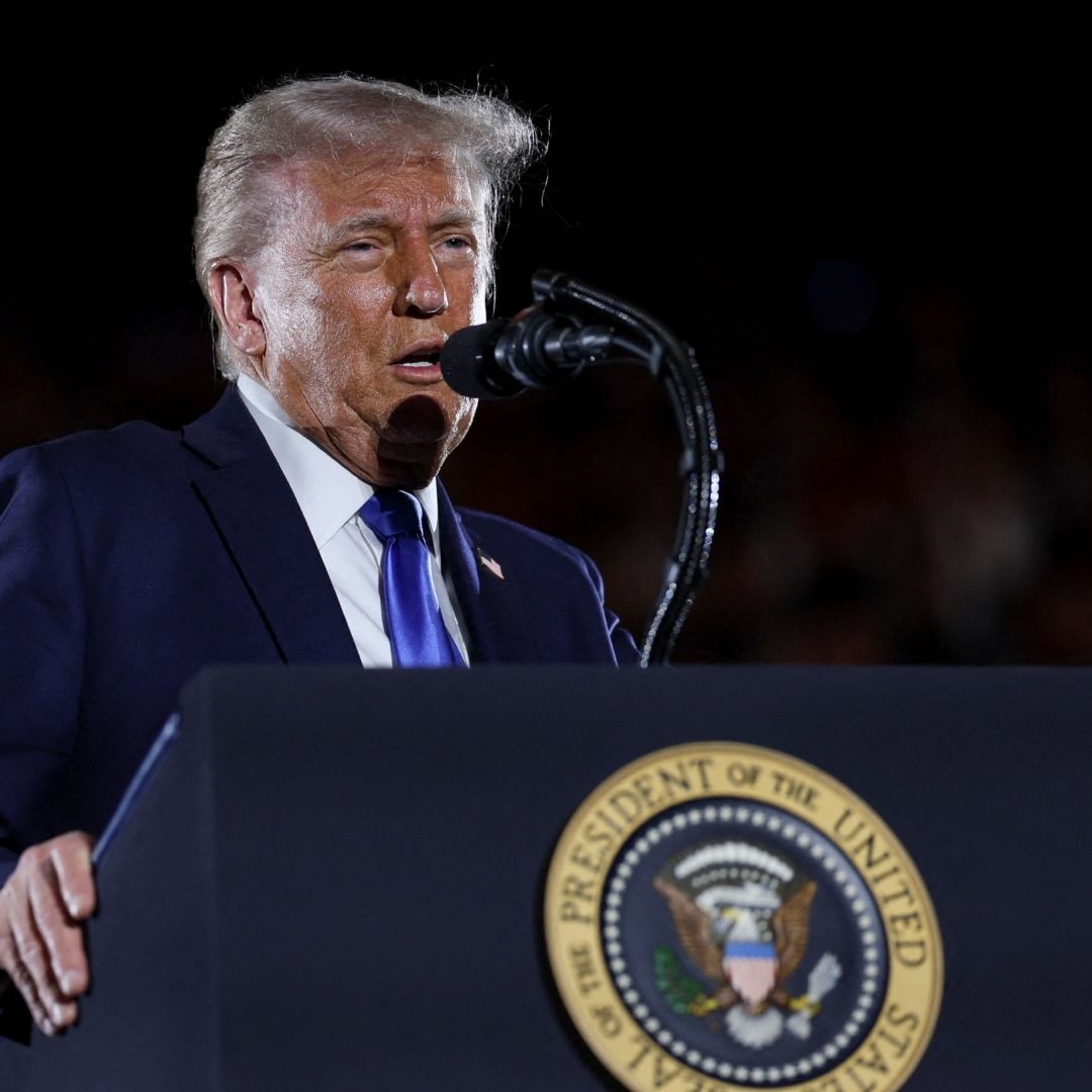 Donald Trump Firma Orden Ejecutiva para Detener Financiamiento Federal a Medios Públicos