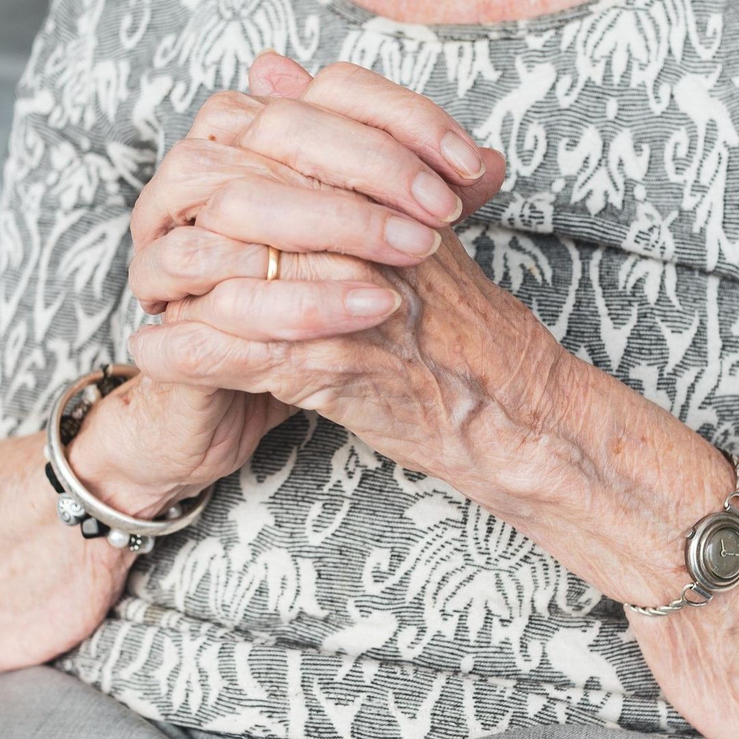 Exhiben a Trabajadora de Asilo Maltratando a Abuelita por Ensuciarse