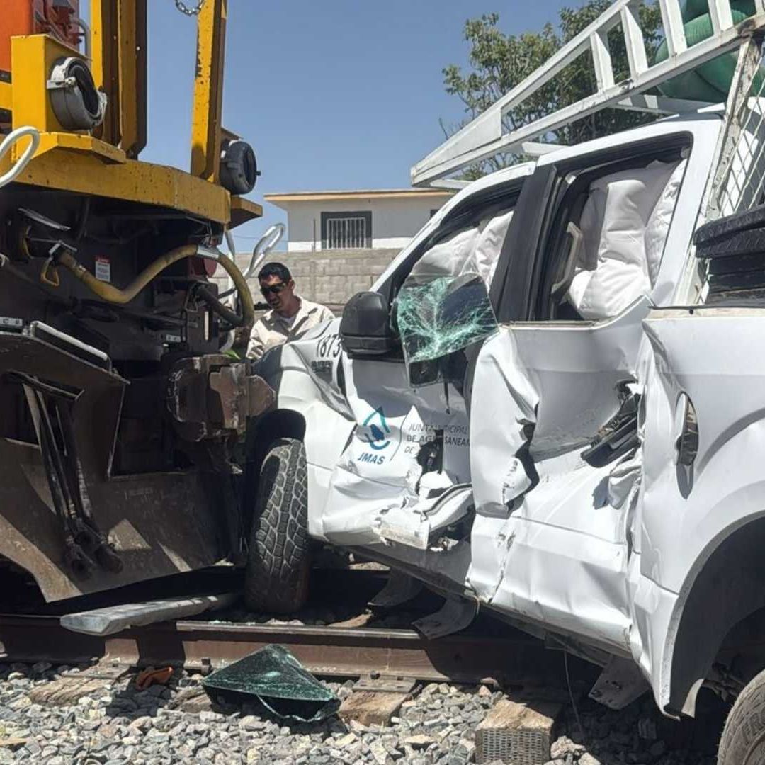 Tren Embiste Camioneta de la JMAS en Ciudad Juárez; Hay Dos Lesionados